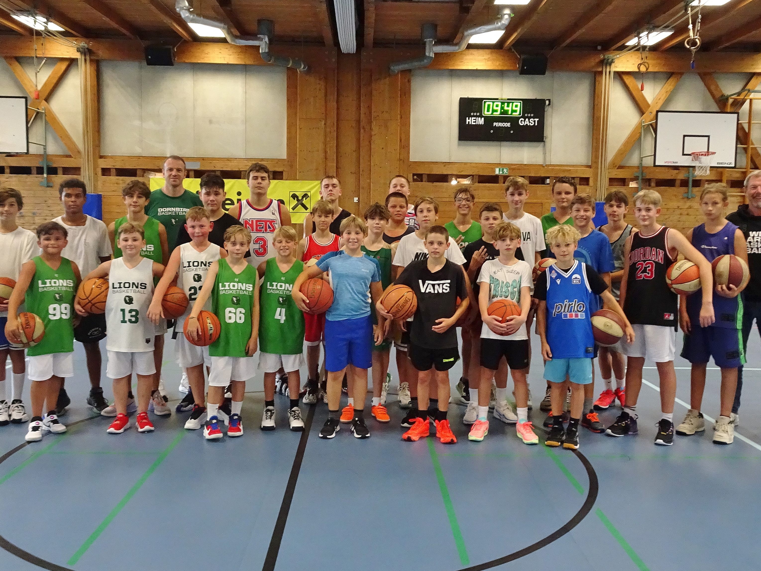 Die 43 Teilnehmer des diesjährigen Raiffeisen Dornbirn Lions Sommercamps erleben derzeit intensive Trainingseinheiten. Die 43 Teilnehmer des diesjährigen Raiffeisen Dornbirn Lions Sommercamps erleben derzeit intensive Trainingseinheiten.