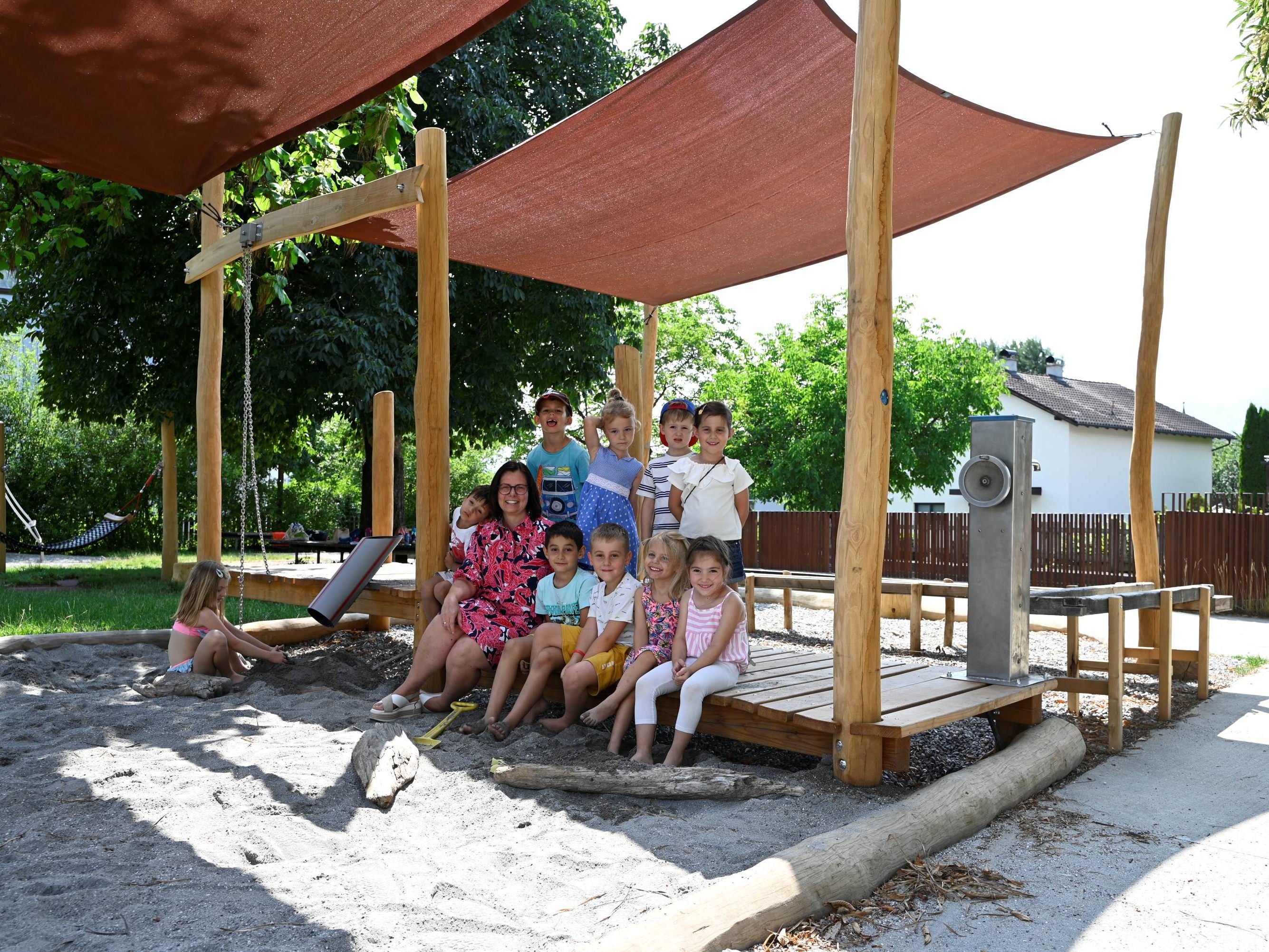 : Bgm. Katharina Wöß-Krall mit Kindern des Kindergarten Markt beim neu gestalteten Wasserspielplatz © : Bgm. Katharina Wöß-Krall mit Kindern des Kindergarten Markt beim neu gestalteten Wasserspielplatz ©