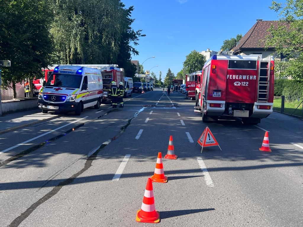 Eine Sperre der Arlbergstraße war für den Feuerwehreinsatz nötig. Eine Sperre der Arlbergstraße war für den Feuerwehreinsatz nötig.
