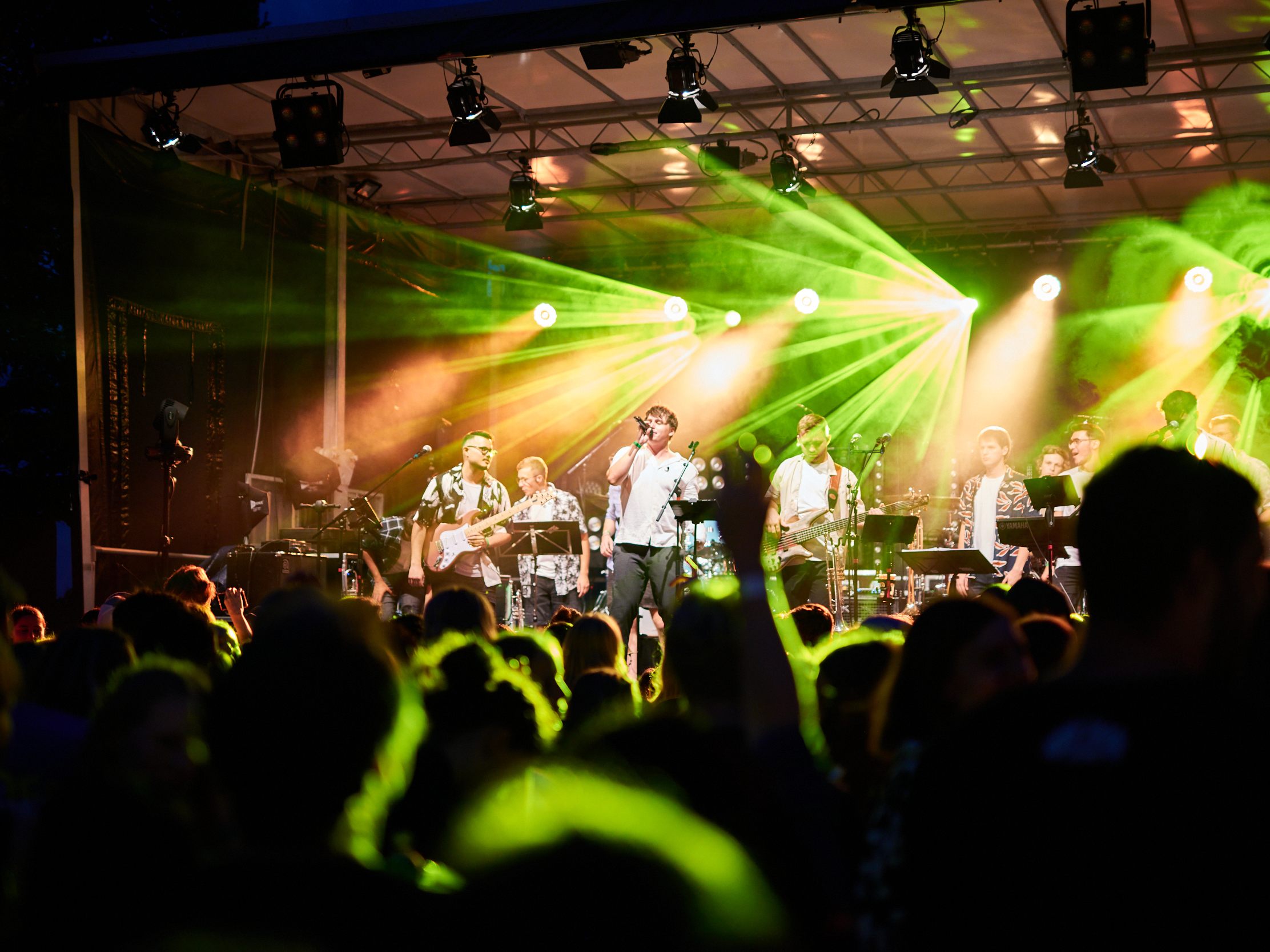 Open-Air-Feeling am Bucher Dorfplatz zu 40 + 1 Jahre Jugend Aktiv war ein Hit. Open-Air-Feeling am Bucher Dorfplatz zu 40 + 1 Jahre Jugend Aktiv war ein Hit.