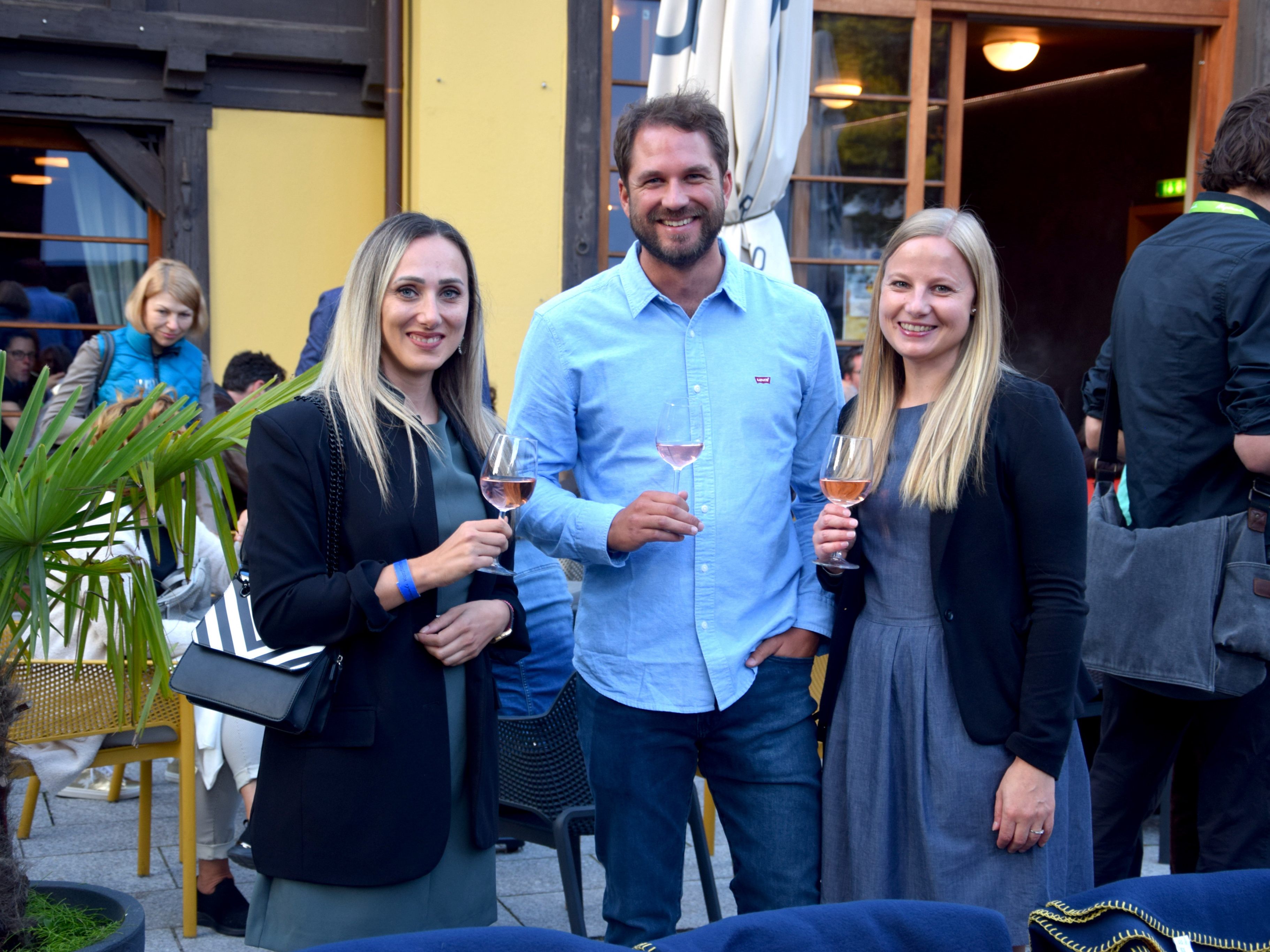 Val Blu-Geschäftsführer Jakob Glawitsch mit Dejana Vacic (l.) und Anja Fleisch beim Kurzfilmfestival Alpinale in Bludenz. Val Blu-Geschäftsführer Jakob Glawitsch mit Dejana Vacic (l.) und Anja Fleisch beim Kurzfilmfestival Alpinale in Bludenz.