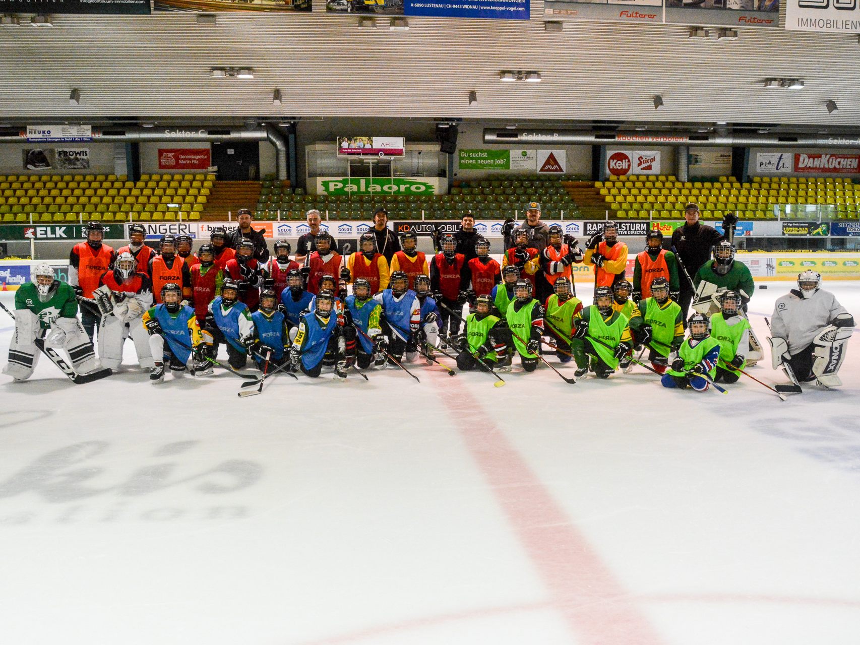 Eine Woche lang genießen die jungen Eishockeyspieler ein intensives Training beim EHC Young Lions Camp. Eine Woche lang genießen die jungen Eishockeyspieler ein intensives Training beim EHC Young Lions Camp.