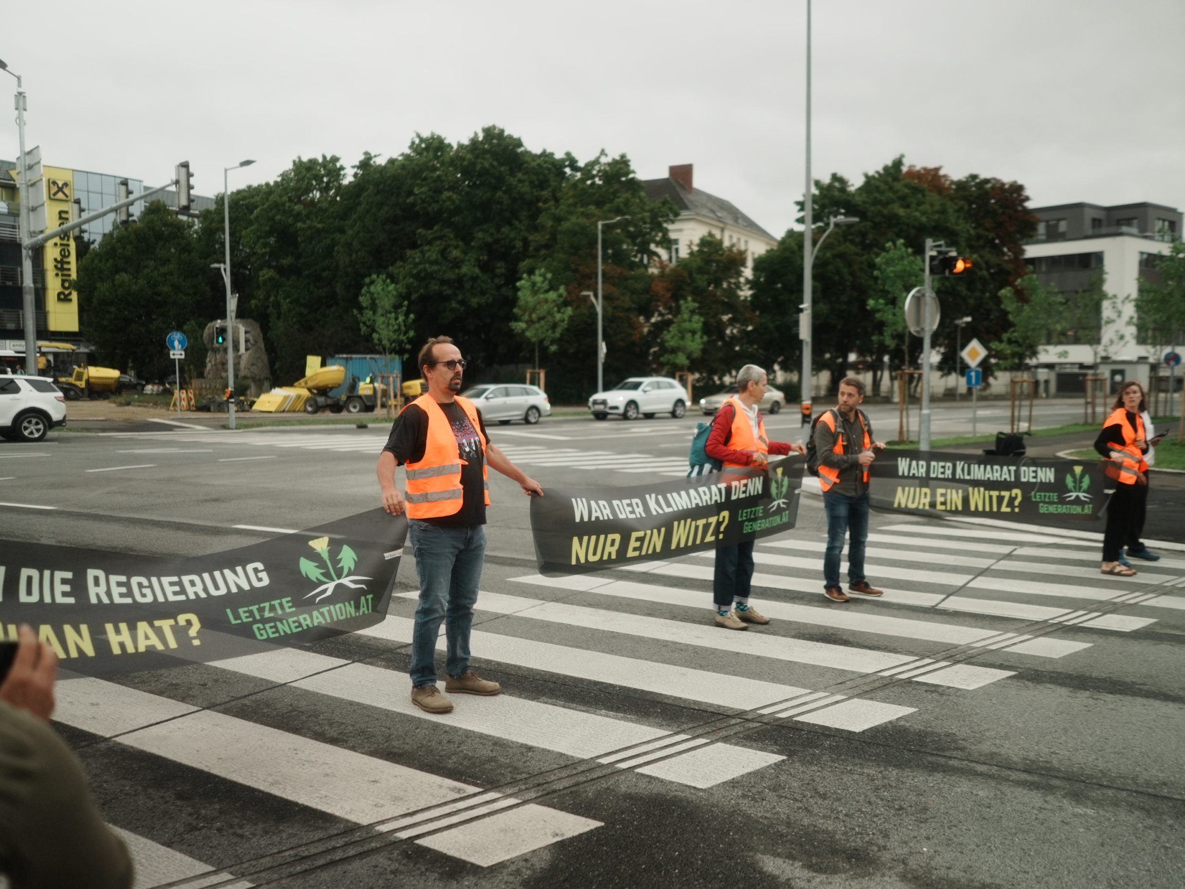 Klimaaktivisten klebten sich erstmals in St. Pölten fest. Klimaaktivisten klebten sich erstmals in St. Pölten fest.