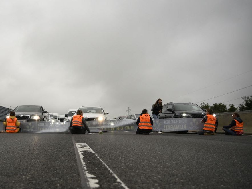 Eine Klimademo auf A1 in St. Pölten. Eine Klimademo auf A1 in St. Pölten.