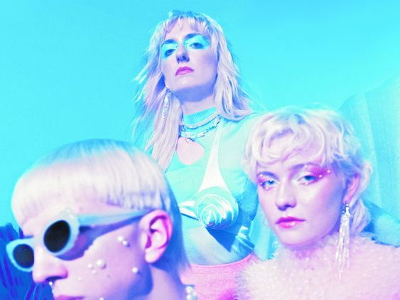 Die Gruppe Blond aus Chemnitz bringt ganz normale Geschichten aus dem Alltag, verziert mit Glitzer und Tüll. Sie tritt am Samstag, 9. September, beim Festival auf. (Foto: Sarah Storch) Die Gruppe Blond aus Chemnitz bringt ganz normale Geschichten aus dem Alltag, verziert mit Glitzer und Tüll. Sie tritt am Samstag, 9. September, beim Festival auf. (Foto: Sarah Storch)
