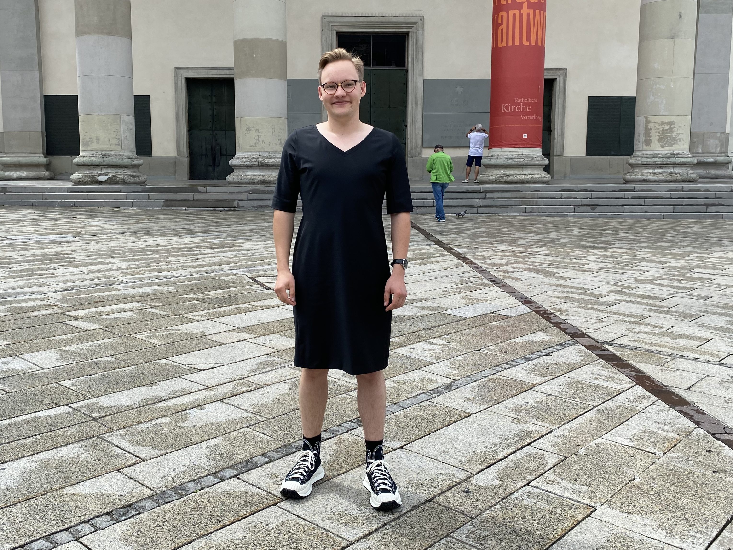 Raffael hat den Selbsttest gemacht und ist mit einem Kleid durch Dornbirn spaziert. Raffael hat den Selbsttest gemacht und ist mit einem Kleid durch Dornbirn spaziert.