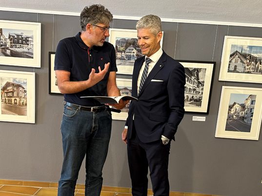 v.l. Der Leiter der Montafoner Museen, Michael Kasper (li) gab Sparkasse Vorstandsdirektor Thomas Schreiber einige Geschichten und Begebenheiten zum Besten. v.l. Der Leiter der Montafoner Museen, Michael Kasper (li) gab Sparkasse Vorstandsdirektor Thomas Schreiber einige Geschichten und Begebenheiten zum Besten.