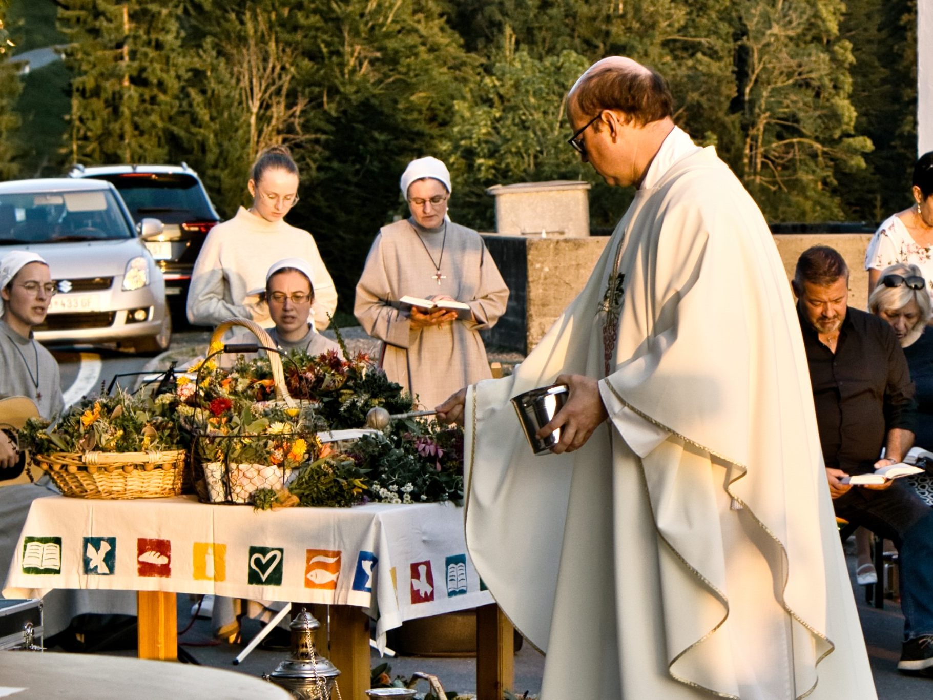 Dekan Hubert Ratz feierte mit den Kirchenbesucherinnen und Kirchenbesuchern die Kräuterweihe. Dekan Hubert Ratz feierte mit den Kirchenbesucherinnen und Kirchenbesuchern die Kräuterweihe.