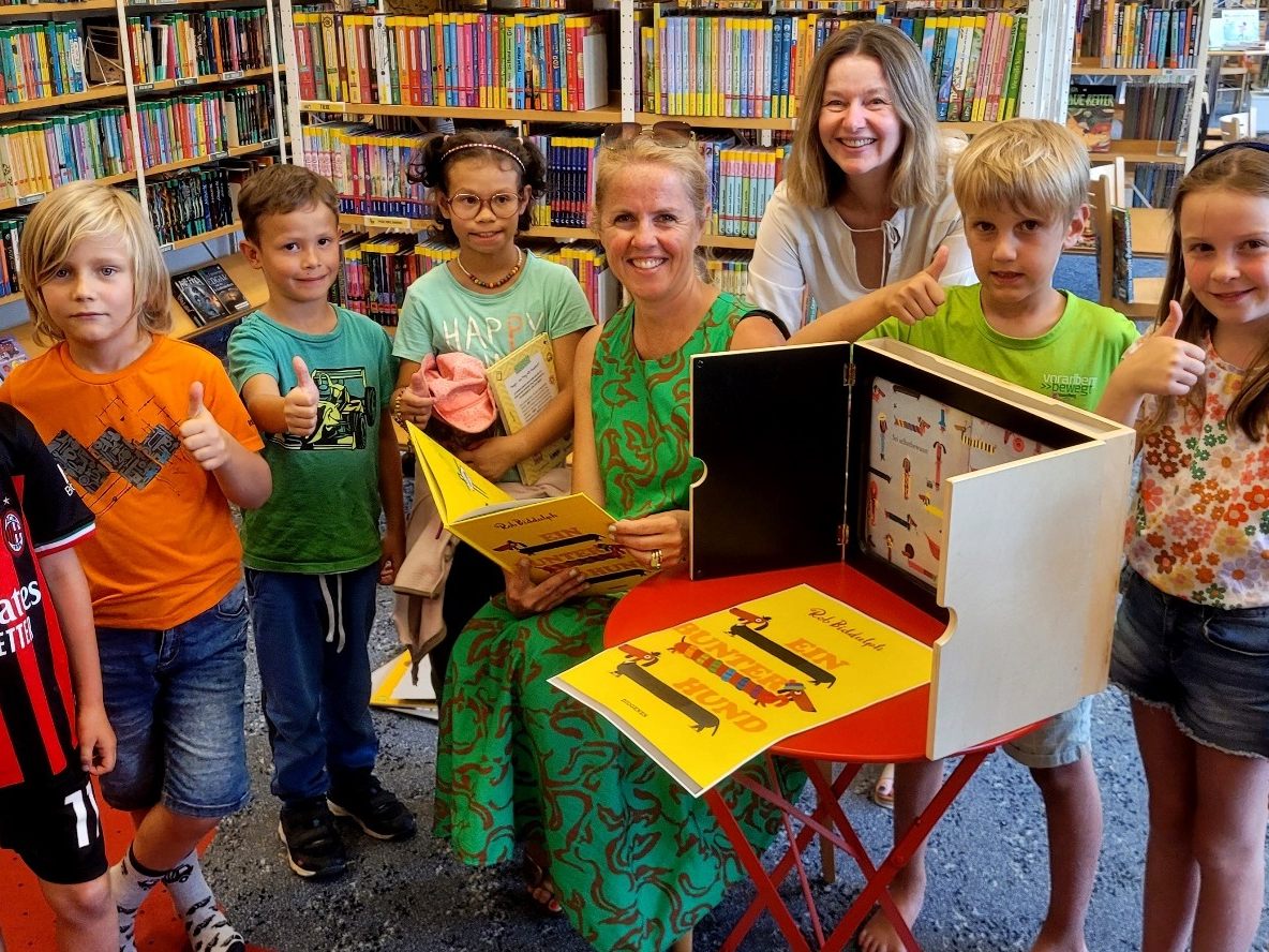 Im Rahmen des Leiblachtaler Ferienprogrammes begeisterte Sonja Schöpf unter dem Motto „Sommer – Sonne – Vorlesezeit“ mit spannenden Geschichten ihre jungen Zuhörerinnen und Zuhörer. Im Rahmen des Leiblachtaler Ferienprogrammes begeisterte Sonja Schöpf unter dem Motto „Sommer – Sonne – Vorlesezeit“ mit spannenden Geschichten ihre jungen Zuhörerinnen und Zuhörer.
