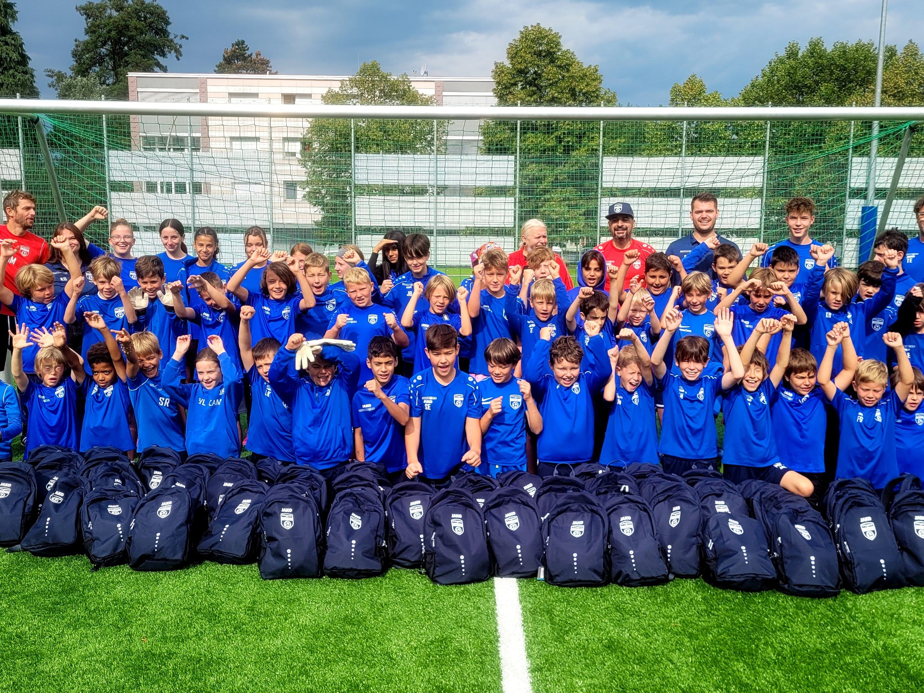 Rund 60 Buben und Mädchen von sieben bis 13 Jahren waren beim großen „SPARK7 Fußball Nachwuchs Camp“ des SV typico Lochau im Stadion Hoferfeld in diesem Jahr aktiv mit dabei.