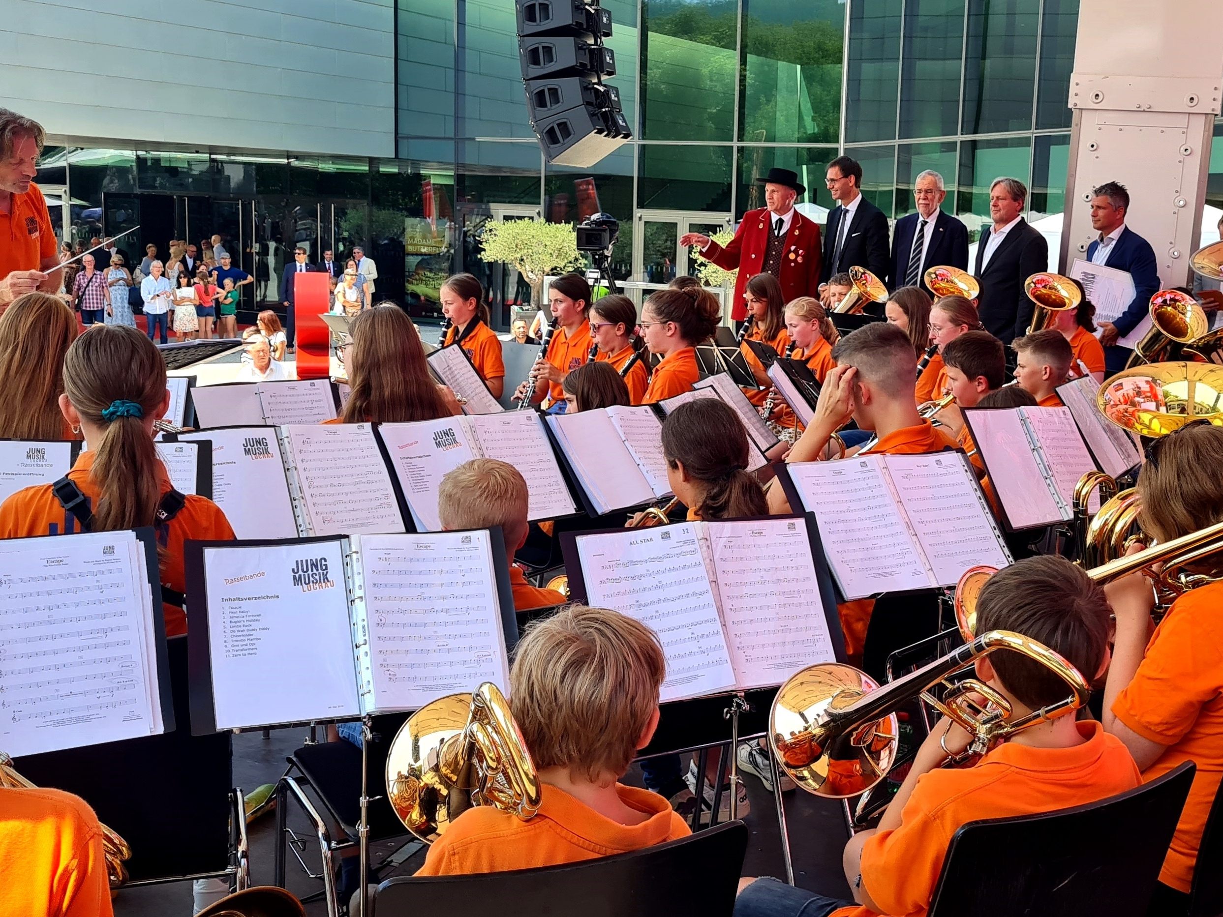Mit den Lochauer Jungmusikanten auf der Bühne auch Bundespräsident Alexander Van der Bellen, Landeshauptmann Markus Wallner, Blasmusikverbandsobmann Wolfram Baldauf und der Lochauer Bürgermeister Frank Matt. Mit den Lochauer Jungmusikanten auf der Bühne auch Bundespräsident Alexander Van der Bellen, Landeshauptmann Markus Wallner, Blasmusikverbandsobmann Wolfram Baldauf und der Lochauer Bürgermeister Frank Matt.