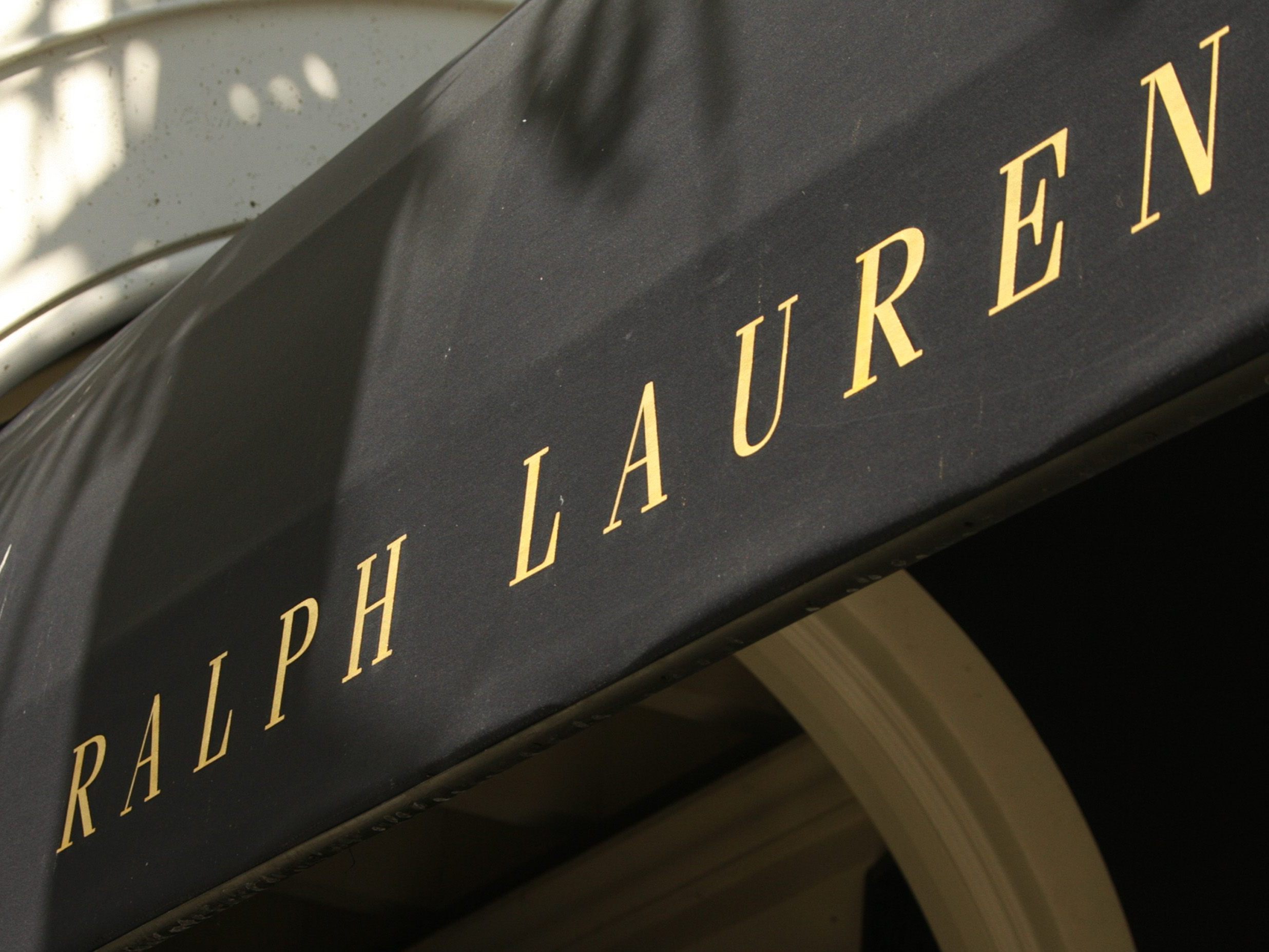 Schwere Vorwürfe gegen Ralph Lauren. Schwere Vorwürfe gegen Ralph Lauren.