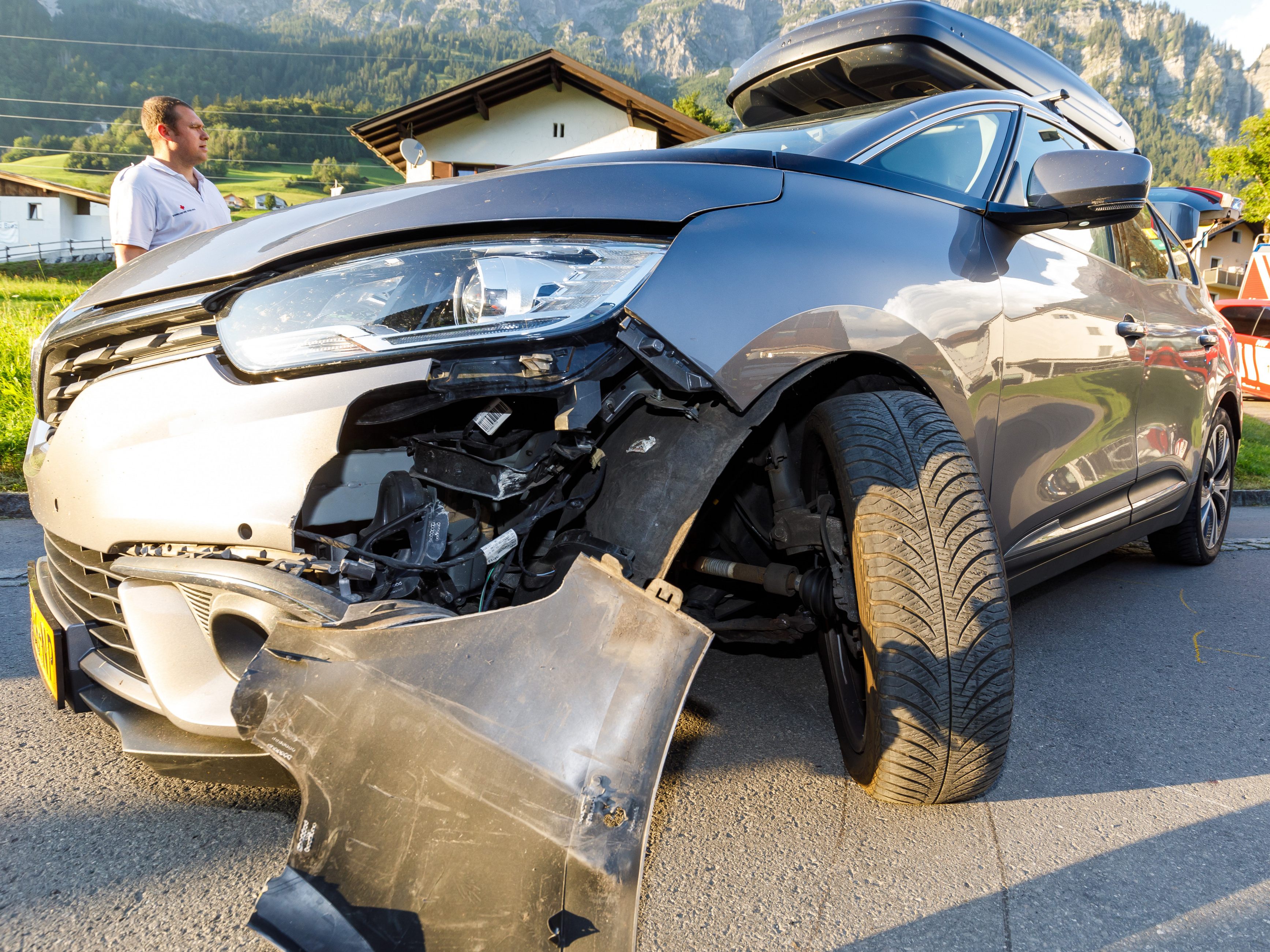 Schwerer Schaden am Unfallfahrzeug.
