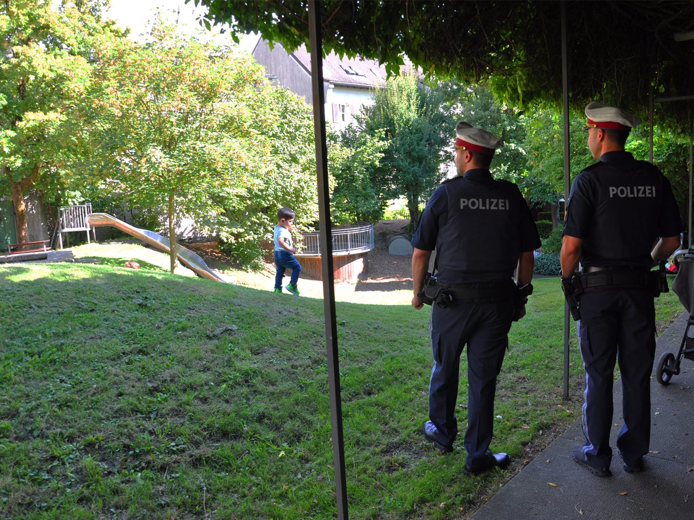 Polizeipräsenz auf den Spielplätzen.