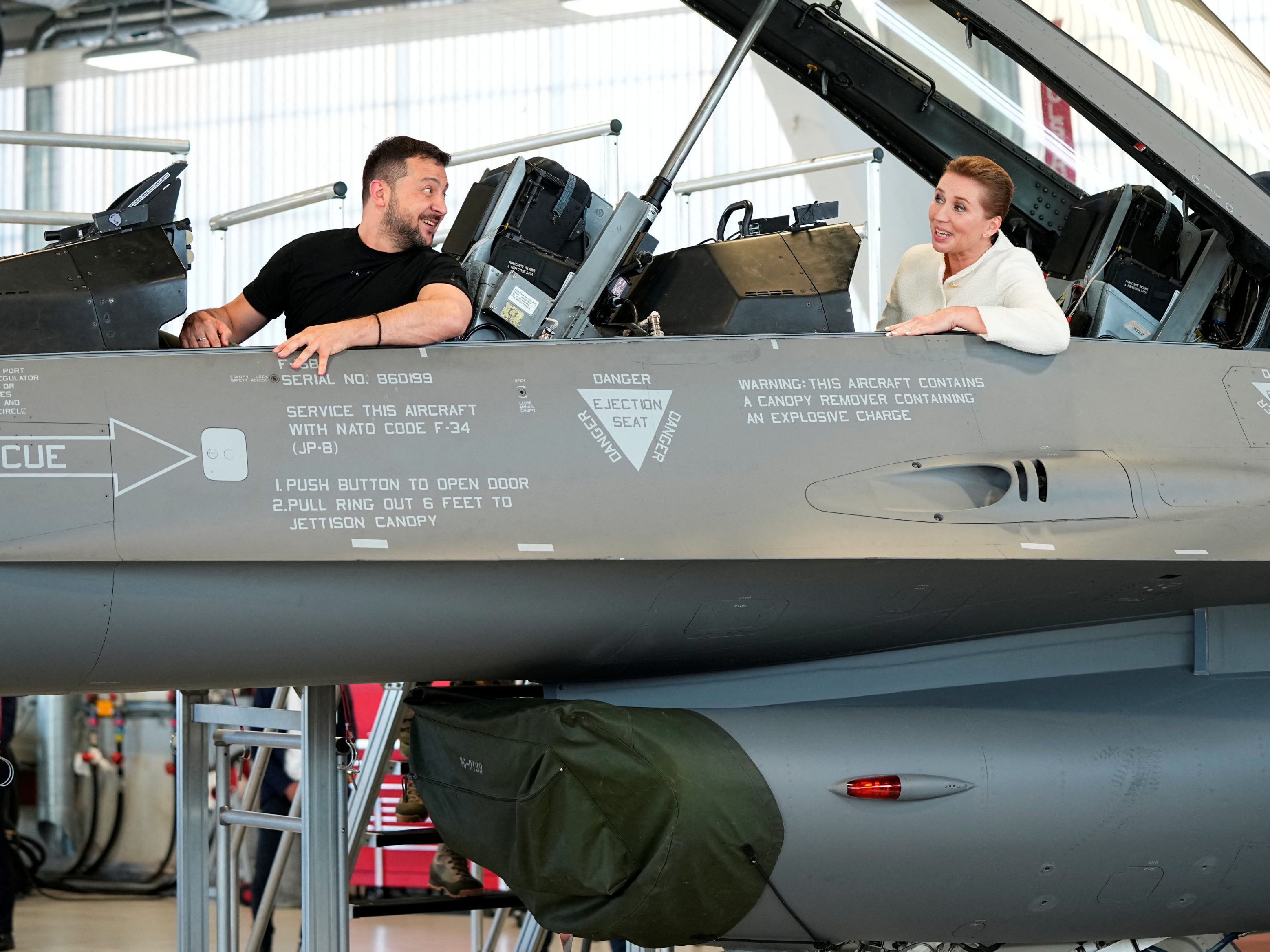 Selenskyj und Frederiksen in einem dänischen F-16-Kampfjet am 20. August in Dänemark. Selenskyj und Frederiksen in einem dänischen F-16-Kampfjet am 20. August in Dänemark.