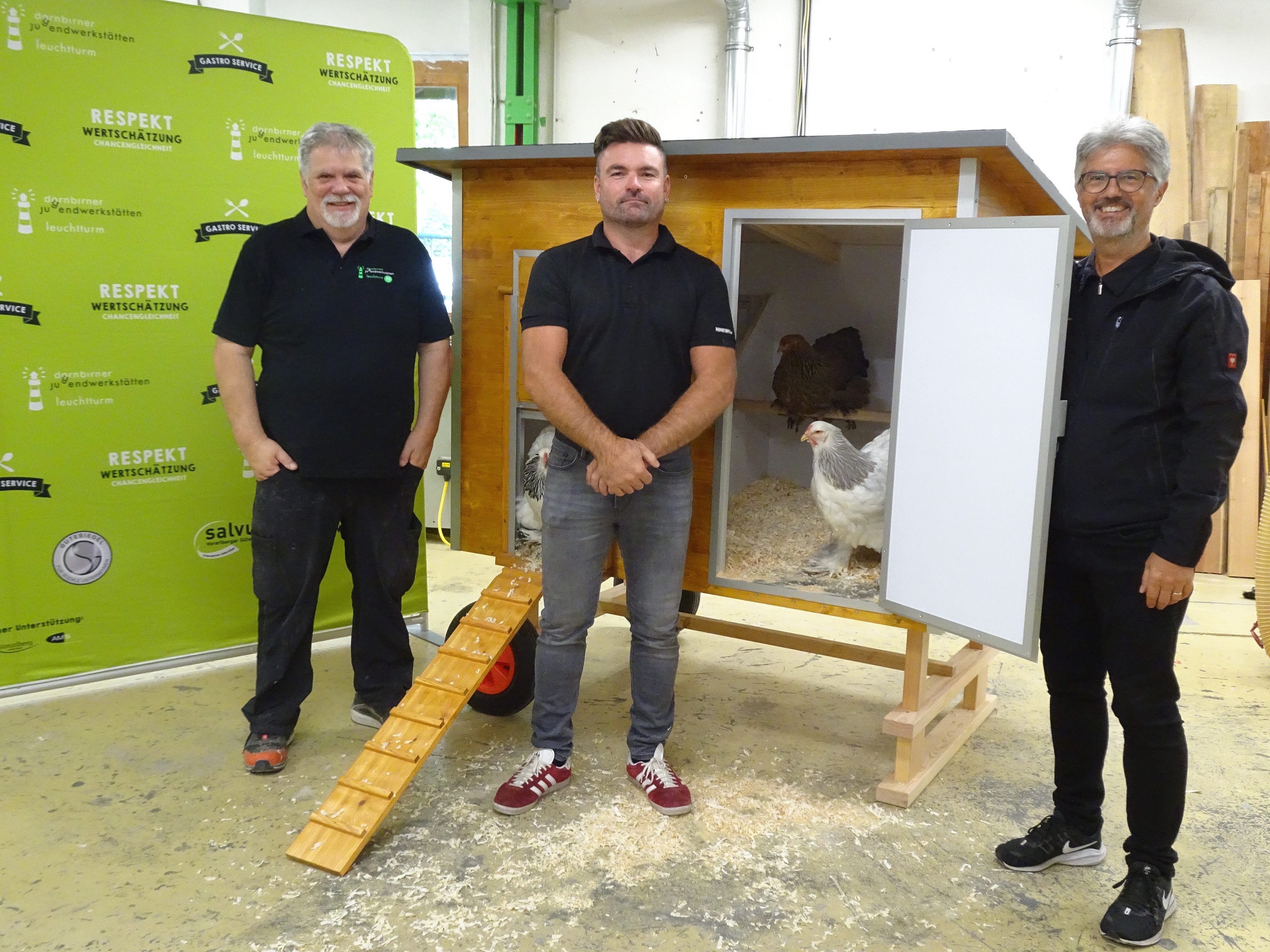 Günther Zechner (DJW-Holzwerkstatt), Christoph Spiegel (Kleintierzuchtverband Vlbg.) und DJW-GF Elmar Luger präsentieren stolz den neuen Geflügelmusterstall "Christoph". Günther Zechner (DJW-Holzwerkstatt), Christoph Spiegel (Kleintierzuchtverband Vlbg.) und DJW-GF Elmar Luger präsentieren stolz den neuen Geflügelmusterstall "Christoph".