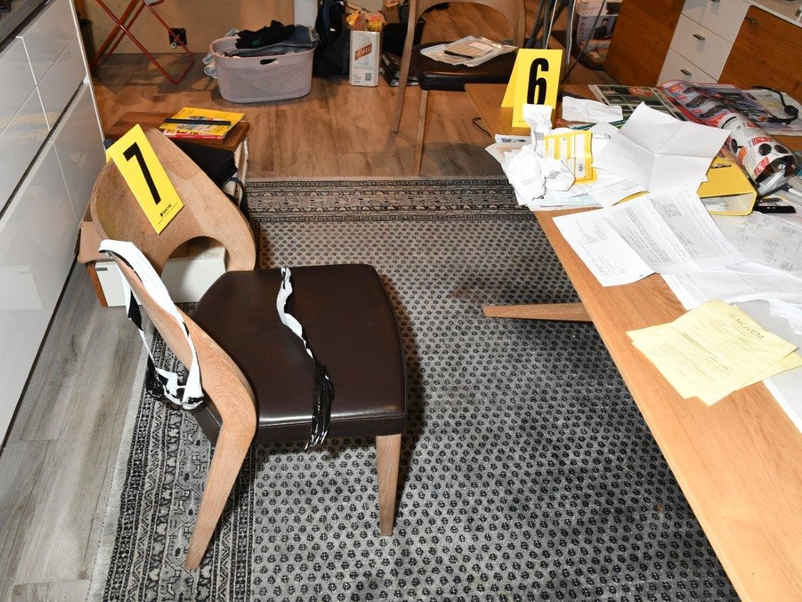 Das Home Invasion-Opfer wurde am Sessel gefesselt, geschlagen und mit einer Pistole bedroht.