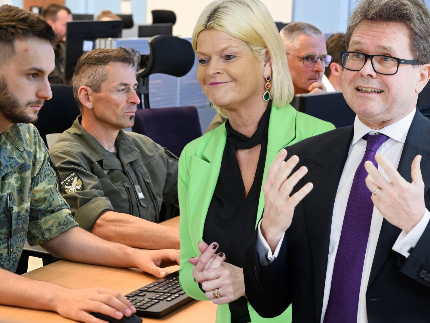 Polaschek und Tanner werben bei Miliz, Militärmusik und Heeressport um Quereinsteiger-Lehrer. (Symbolbild) Polaschek und Tanner werben bei Miliz, Militärmusik und Heeressport um Quereinsteiger-Lehrer. (Symbolbild)