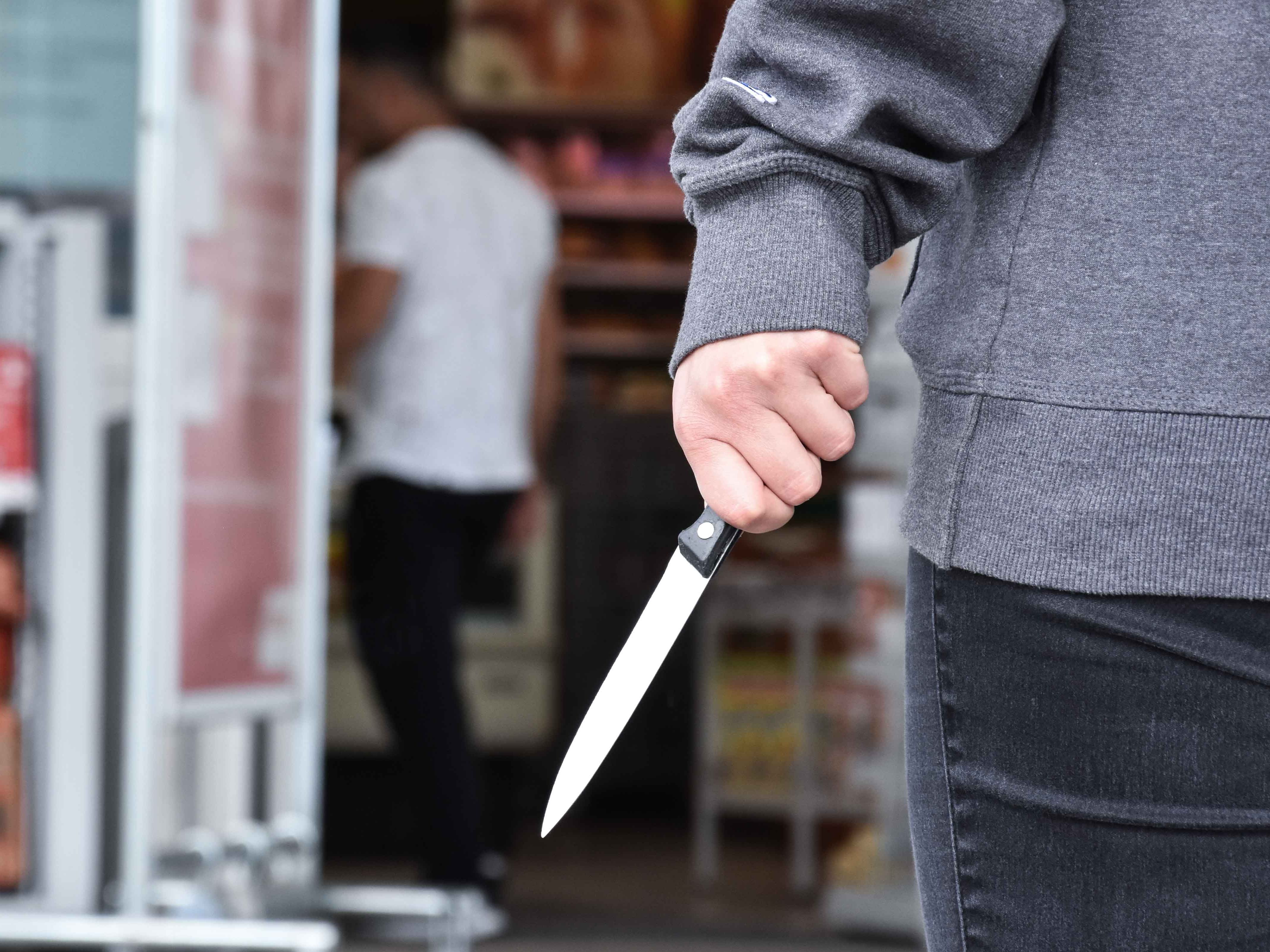 Der 13-Jährige bedrohte die Verkäuferin mit einem Messer. Der 13-Jährige bedrohte die Verkäuferin mit einem Messer.