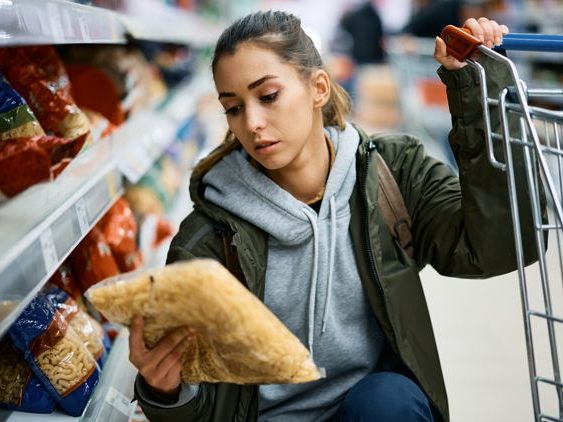 97 Prozent der Befragten spüren die Teuerung beim Einkauf im Supermarkt. (Foto: adobe.stock/drazen) 97 Prozent der Befragten spüren die Teuerung beim Einkauf im Supermarkt. (Foto: adobe.stock/drazen)