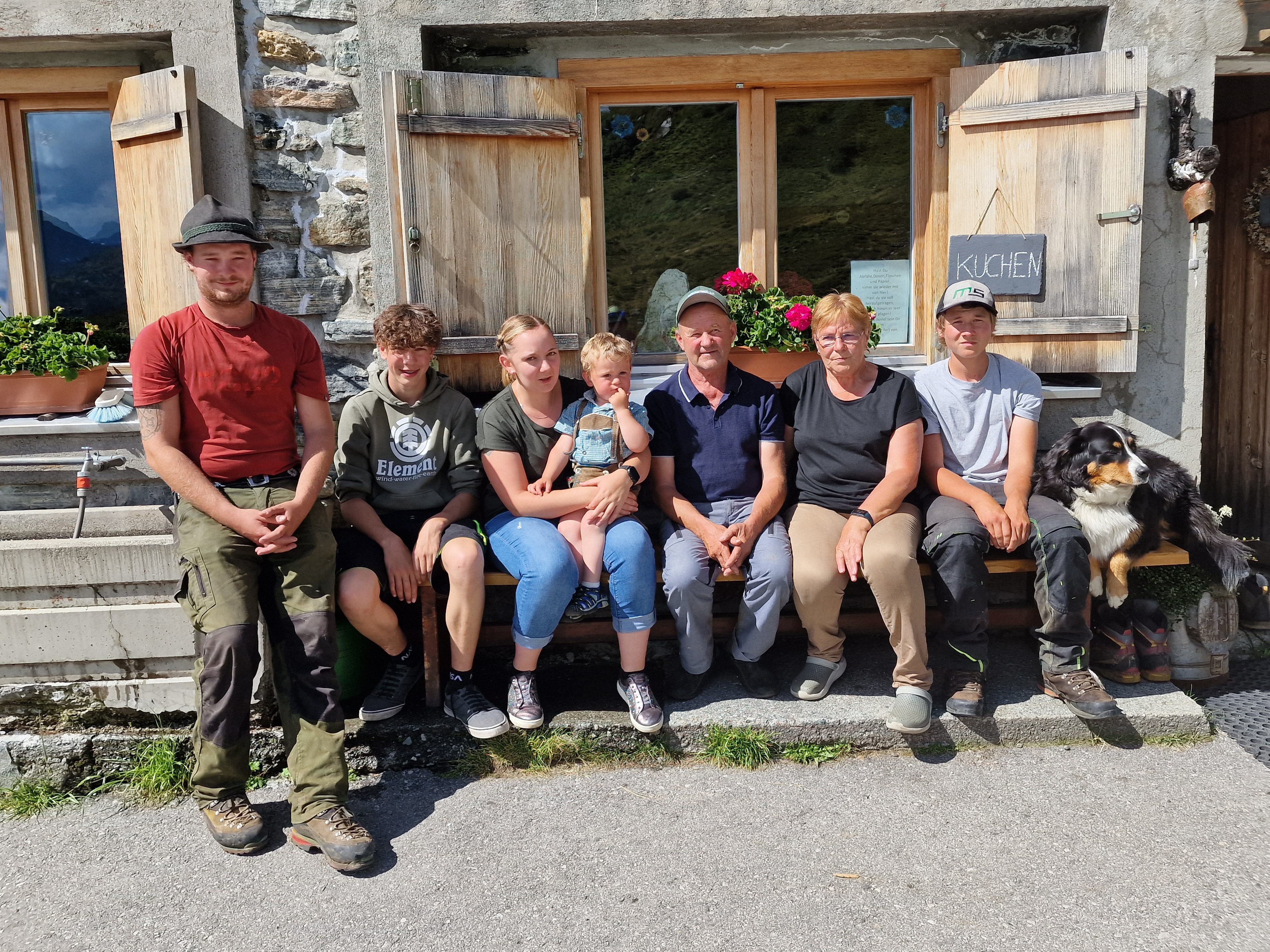 2)	Das Älplerteam: (v. l.):  Lucas, Jamie, Stefanie mit Niklas, Raimund und Martina Tschofen Lukas Lorenz und der Hund Kira