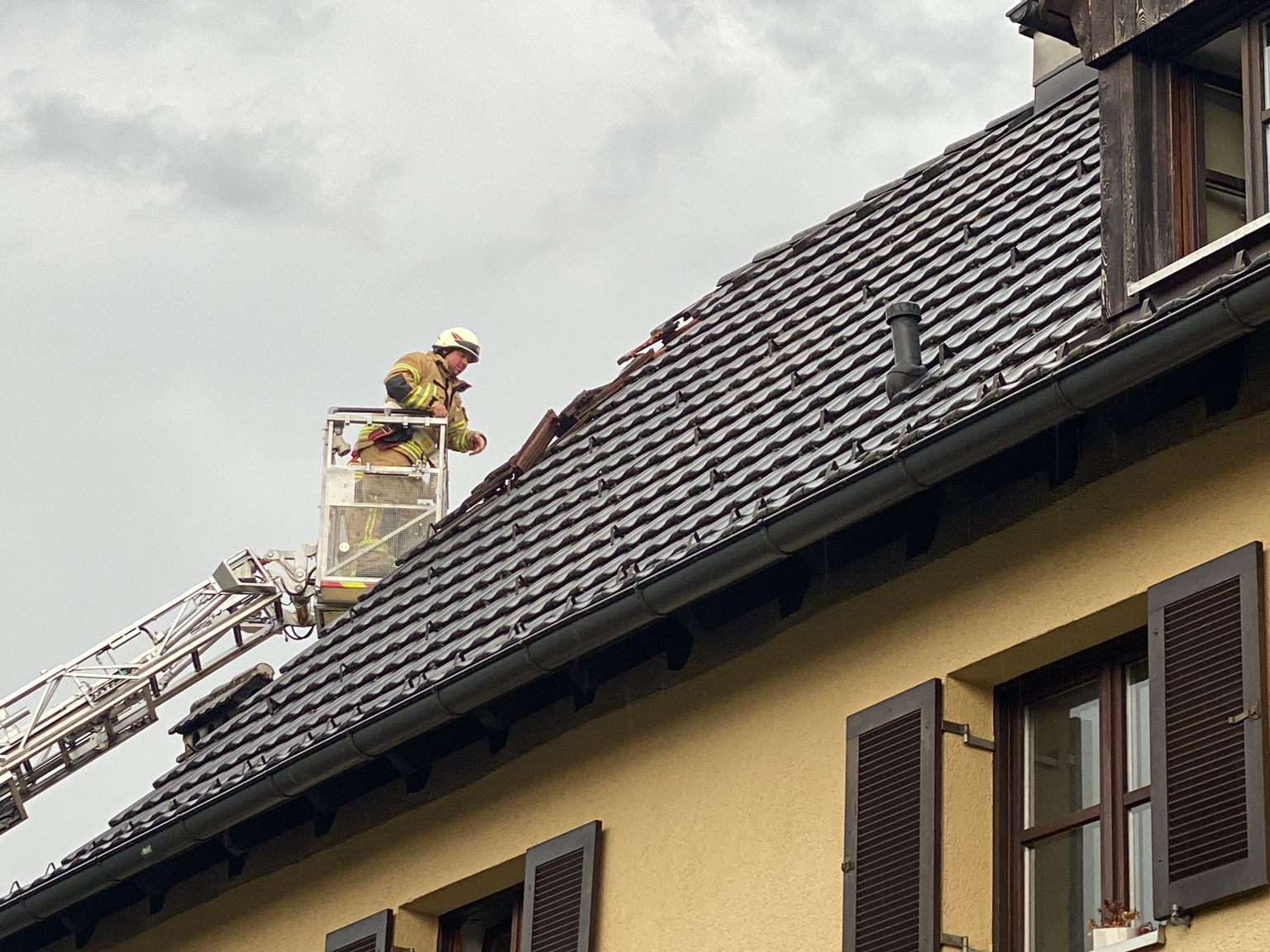 Ziegel stürzten vom Dach. Ziegel stürzten vom Dach.
