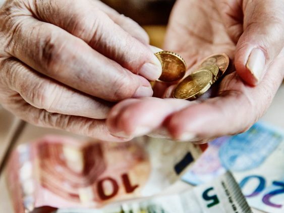 Es darf nicht sein, dass Altersarmut immer weiter um sich greift. Deshalb fordert die AK Vorarlberg eine Zusatzpension für alle. (Foto: adobe.stock/ Bilderstoeckchen) Es darf nicht sein, dass Altersarmut immer weiter um sich greift. Deshalb fordert die AK Vorarlberg eine Zusatzpension für alle. (Foto: adobe.stock/ Bilderstoeckchen)