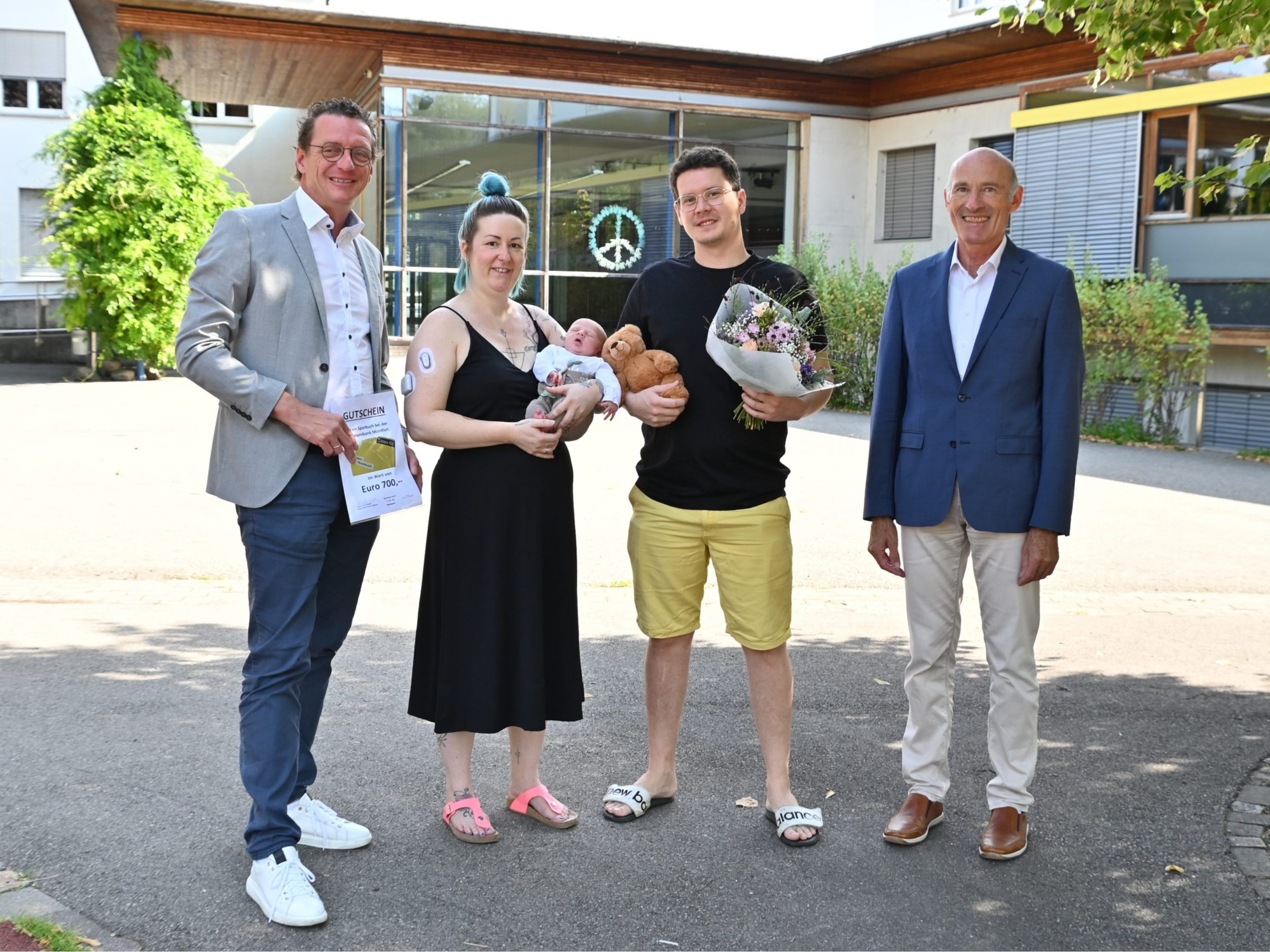 Bürgermeister Markus Giesinger, die Eltern Angelina und Antonio Sönser mit ihrem Sohn Antonio Oliver Lucien und Meldeamtsleiter Klaus Ender freuen sich über den 7.000 Einwohner in der Gemeinde