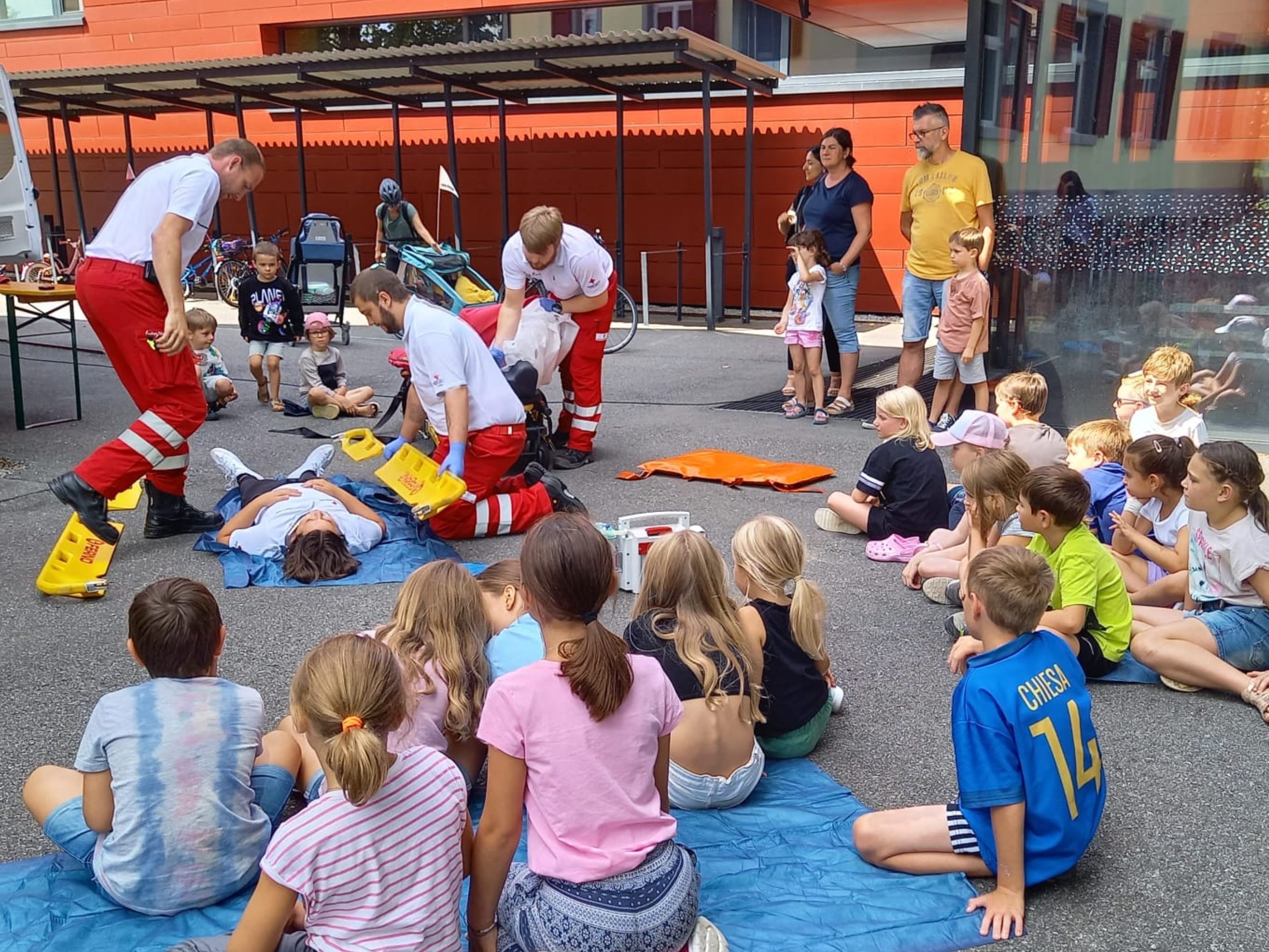 Viel Wissenswertes gab es für die Jugendlichen beim Besuch der Rettung Viel Wissenswertes gab es für die Jugendlichen beim Besuch der Rettung