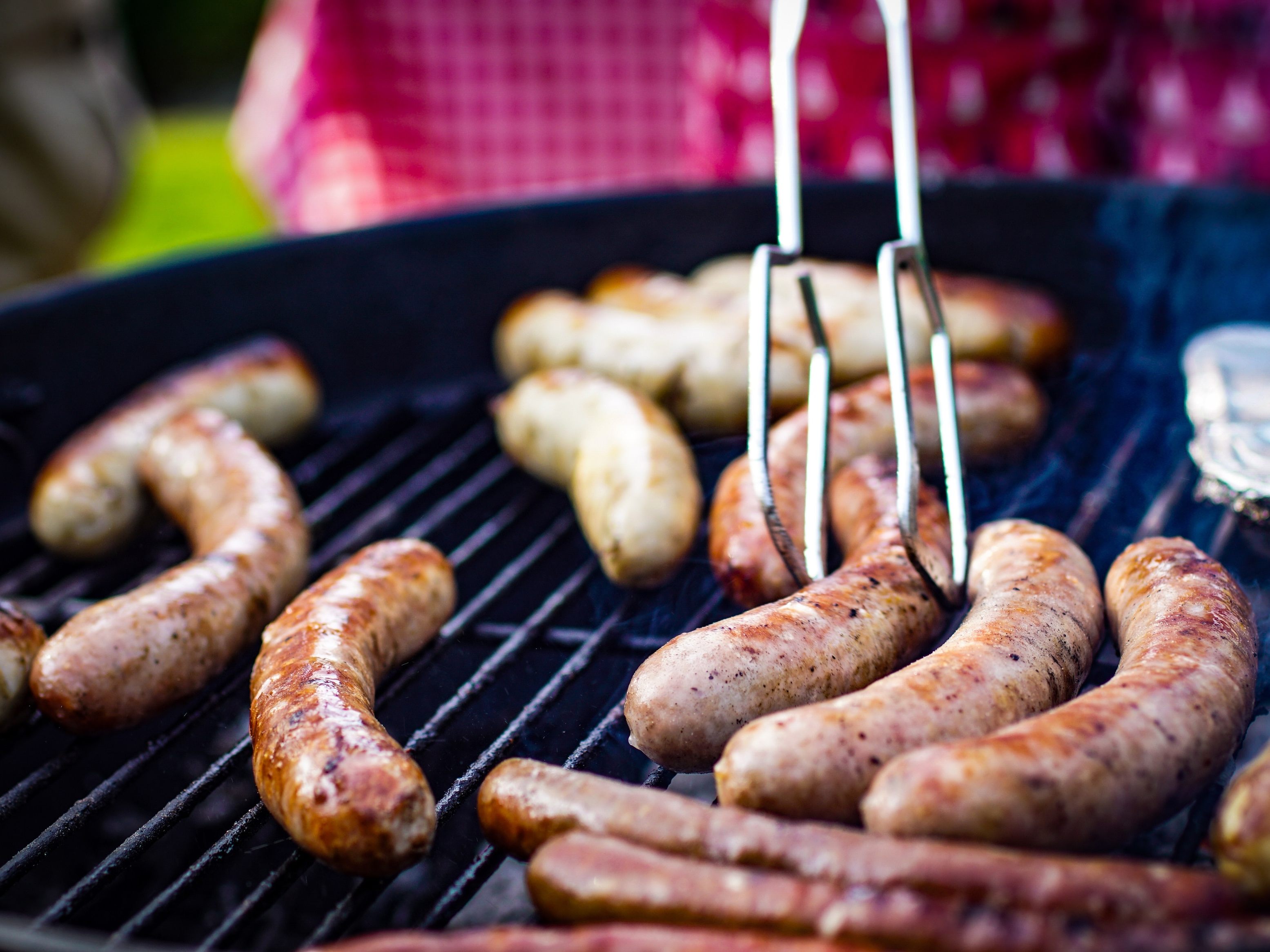 wurst gegrillt auf griller im freien