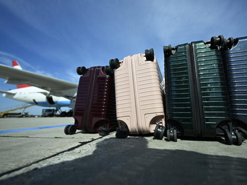 Am Wiener Flughafen fand eine Schwerpunktkontrolle gegen Sozialleistungsbetrug statt. Am Wiener Flughafen fand eine Schwerpunktkontrolle gegen Sozialleistungsbetrug statt.