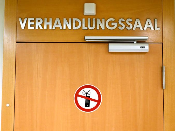 Eine Wienerin wurde am Dienstag vor dem Wiener Landesgericht verurteilt, weil sie einen Drogen-Dealer per SMS vor der Polizei gewarnt hatte. Eine Wienerin wurde am Dienstag vor dem Wiener Landesgericht verurteilt, weil sie einen Drogen-Dealer per SMS vor der Polizei gewarnt hatte.