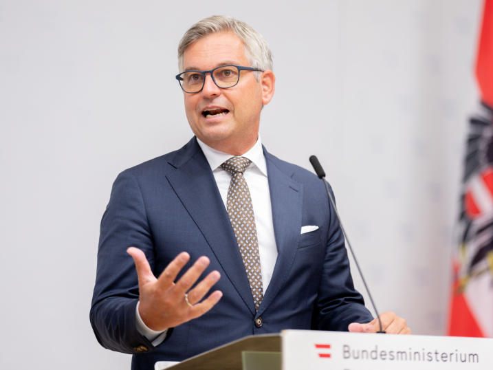 Finanzminister Magnus Brunner (ÖVP) sieht derzeit keinen Bedarf für eine Bankensteuer in Österreich.