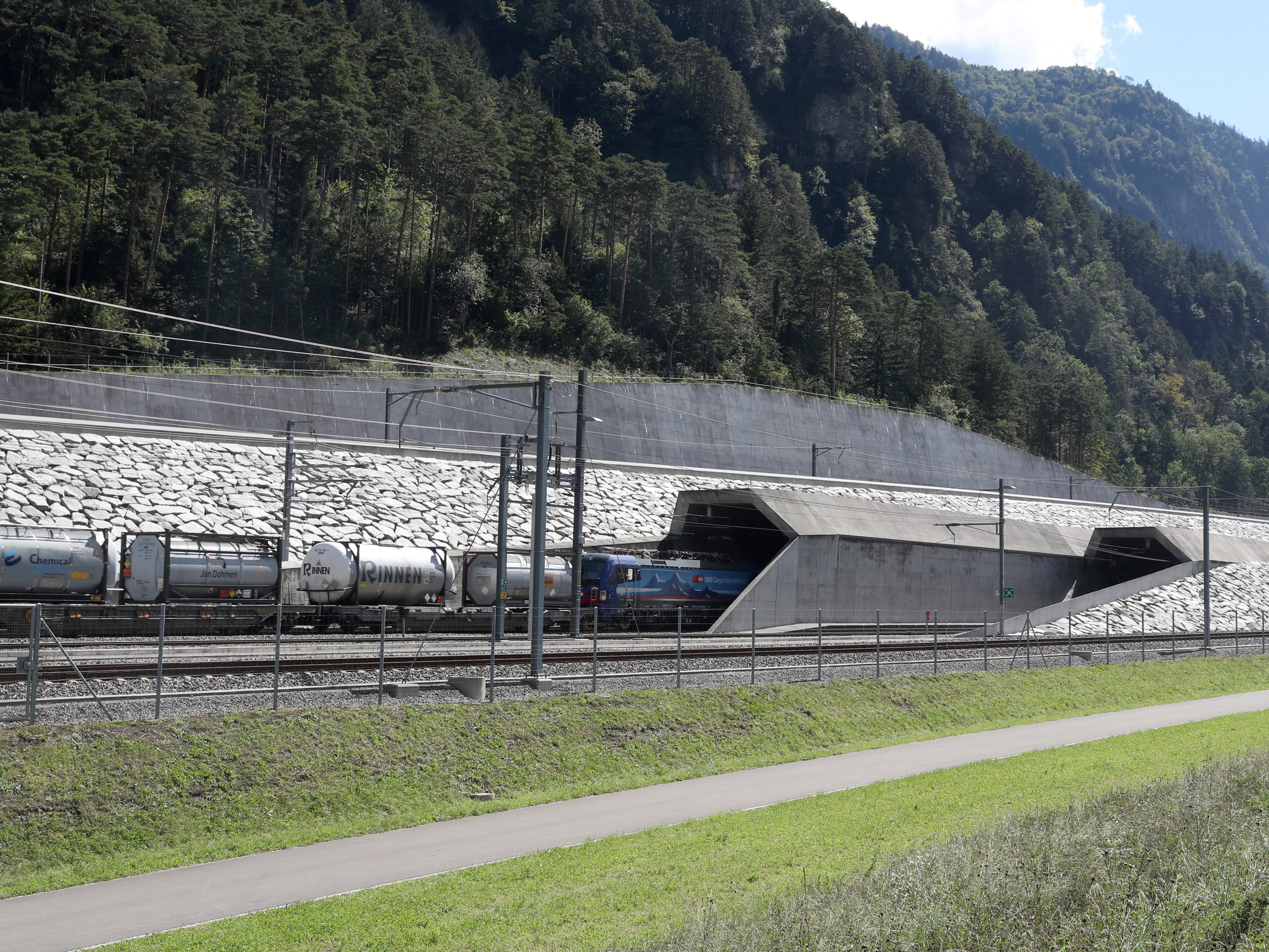 Der Gotthard Basistunnel wurde wieder geöffnet, aber nur einspurig. Der Gotthard Basistunnel wurde wieder geöffnet, aber nur einspurig.