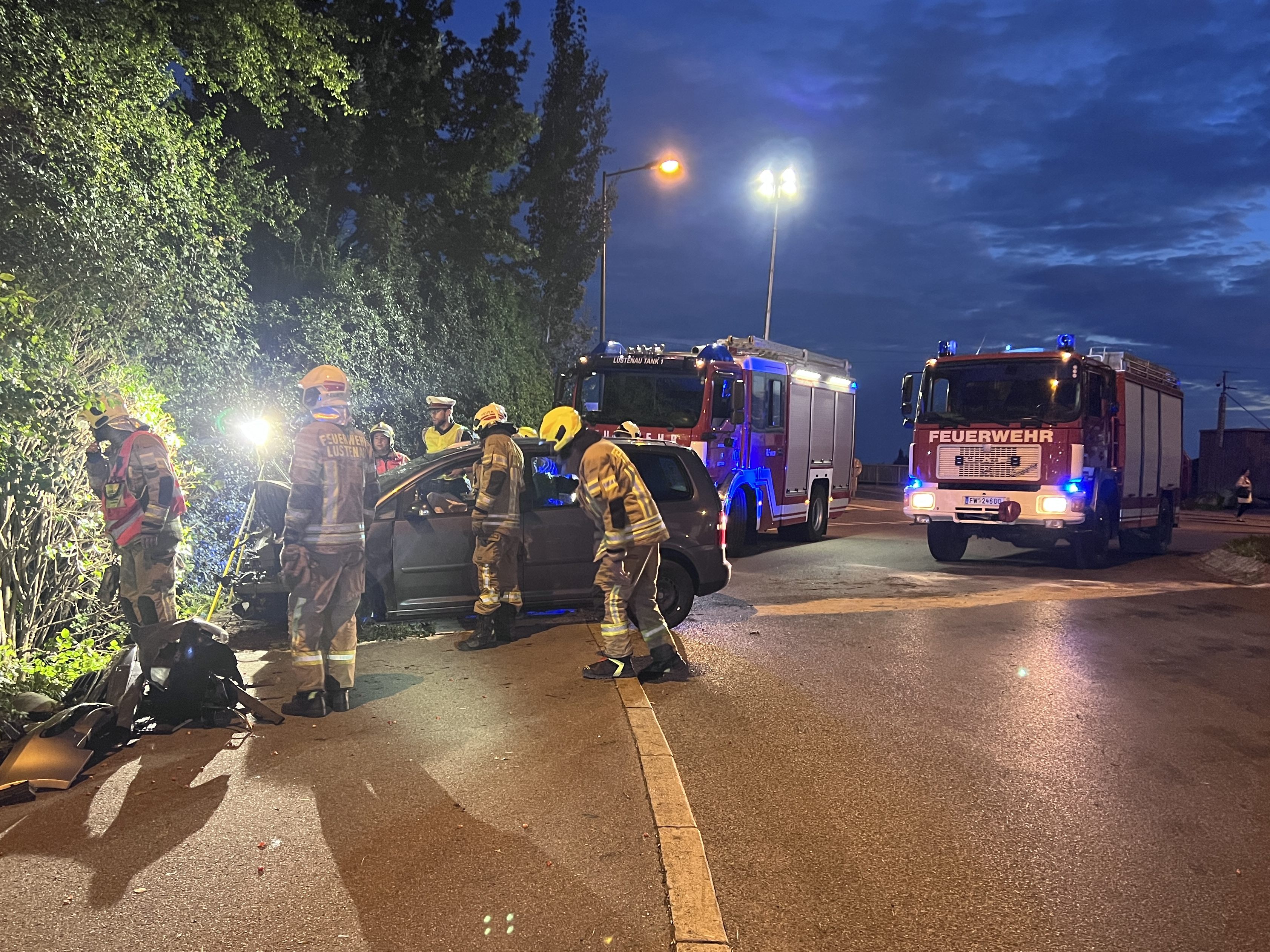 Die Feuerwehr musste das Unfallauto aus einen Gebüsch ziehen. Die Feuerwehr musste das Unfallauto aus einen Gebüsch ziehen.