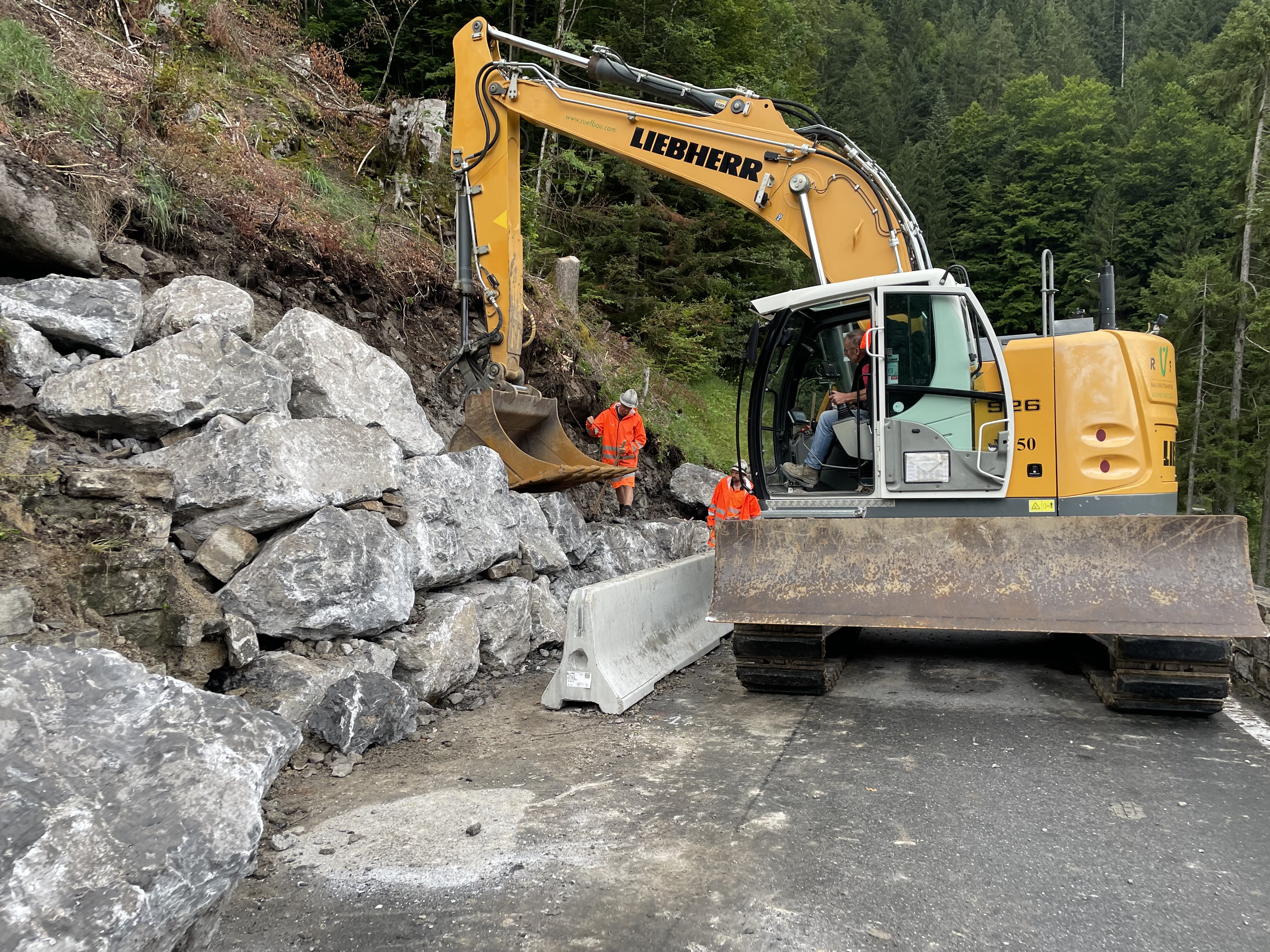 Steinmauer wurde heruntergedrückt