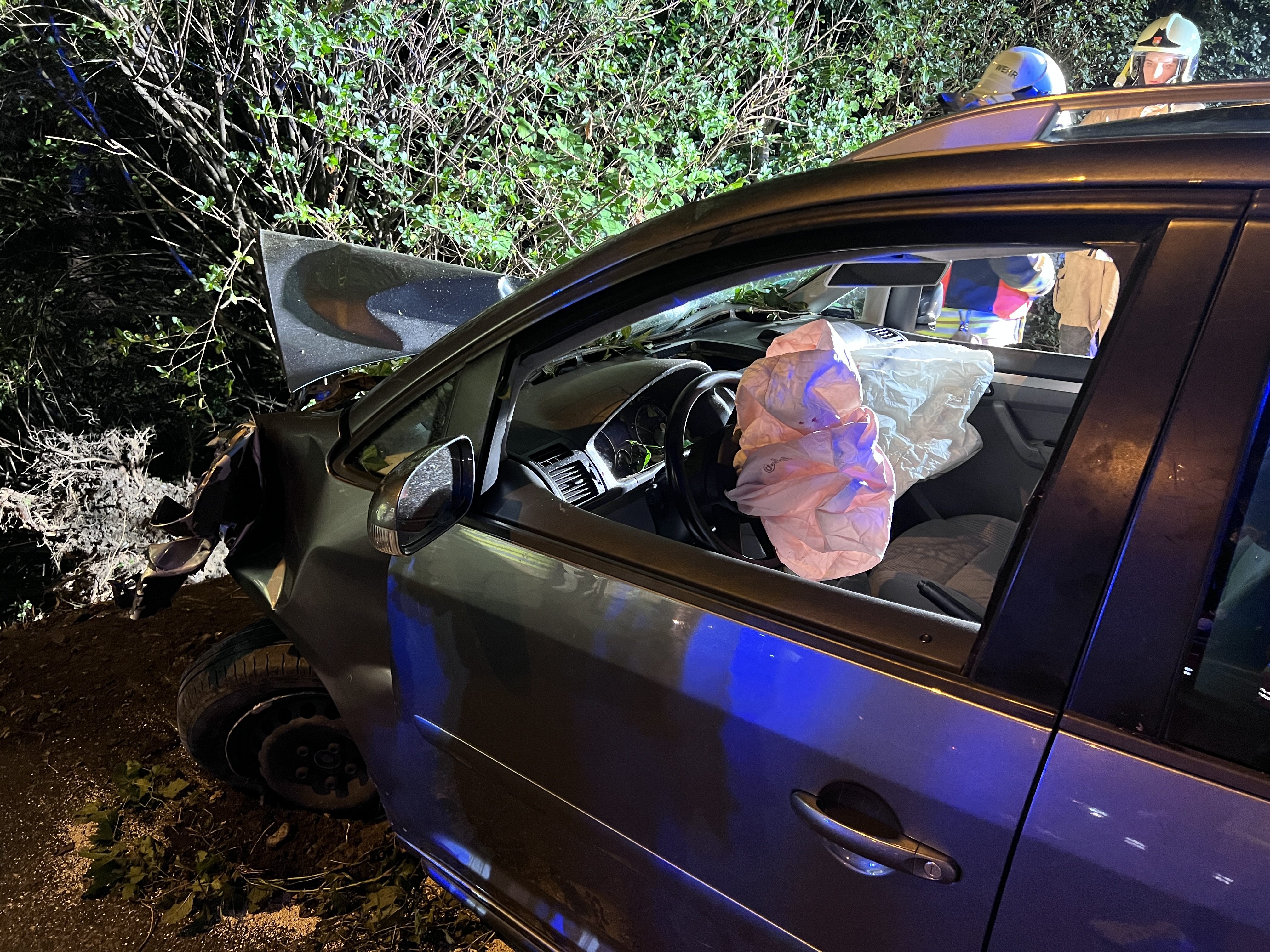 Einige wenige Bluspuren am Airbag legen laut Polizei nahe, dass der unbekannte Fahrer nicht schwer verletzt ist. Einige wenige Bluspuren am Airbag legen laut Polizei nahe, dass der unbekannte Fahrer nicht schwer verletzt ist.