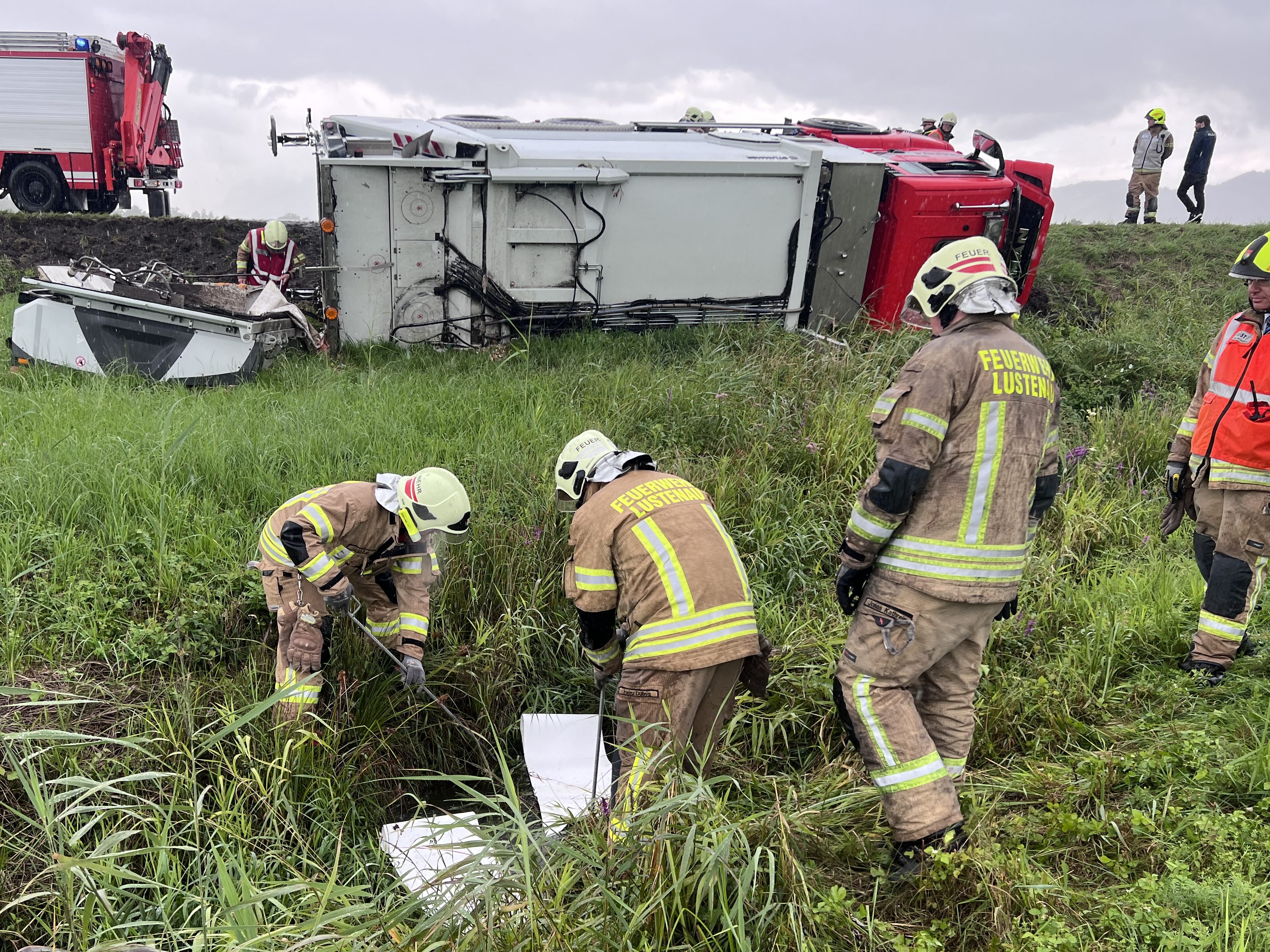 Ein umgestürzter Lkw sorgt für einen Einsatz in Lustenau. Ein umgestürzter Lkw sorgt für einen Einsatz in Lustenau.