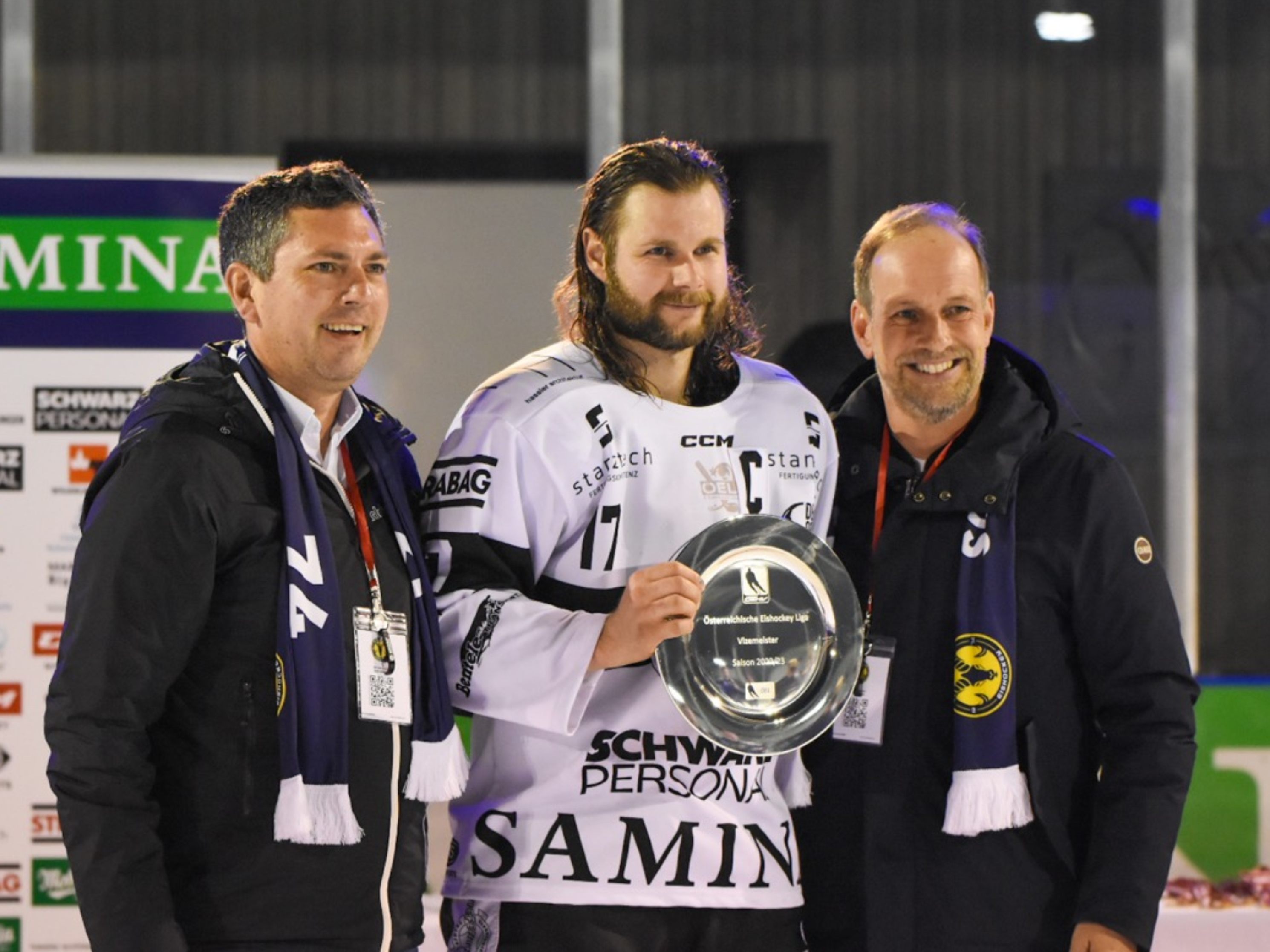 Ems-Kapitän Pascal Kainz (Mitte) wird auch in der kommenden Saison für den HSC auflaufen