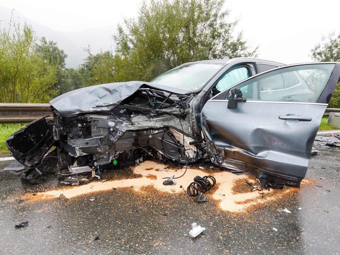 Zwei Fahrzeuge kollidierten frontal Zwei Fahrzeuge kollidierten frontal