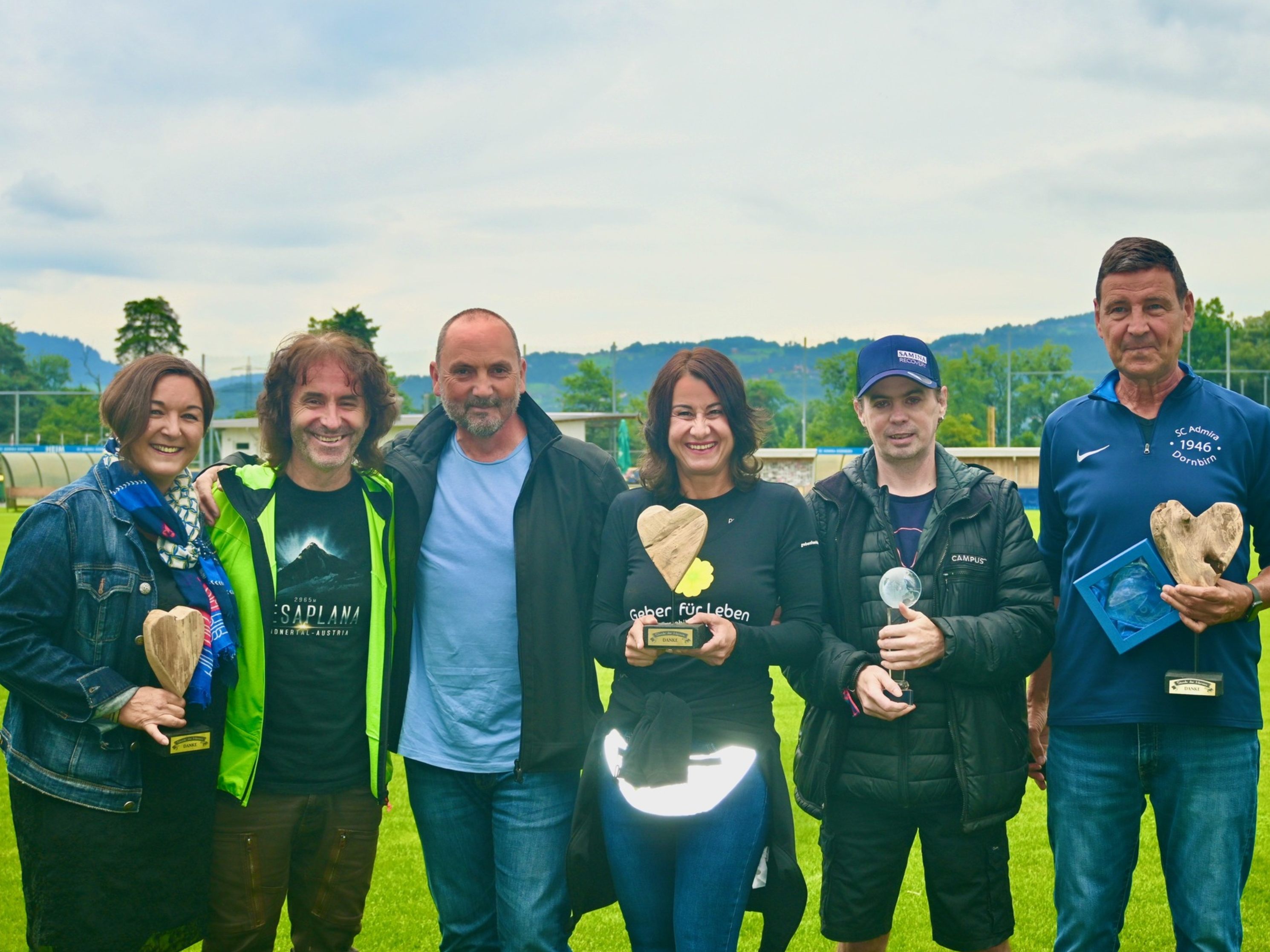 Elternvertreterin Andrea Tschofen-Netzer, Joe Fritsche, Anton Kuttner alias Husky Toni, Susanne Marosch, Michael Mäser und Gerhard Ritter bei der Spendenübergabe der Schlossberg-Challenge