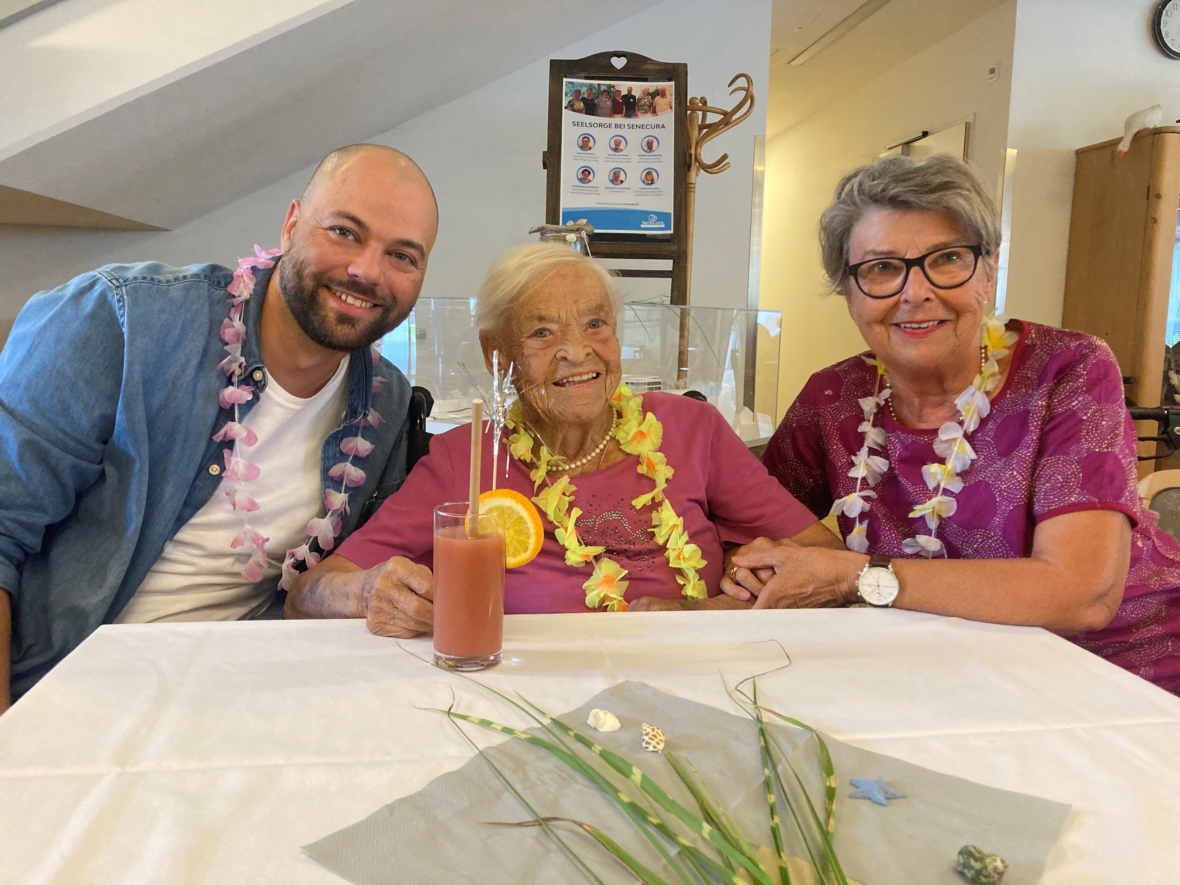Bewohnerin Anni Ganahl genießen gemeinsam mit ihrer Tochter und ihrem Enkel die köstlichen Cocktails der hauseigenen Bar. Bewohnerin Anni Ganahl genießen gemeinsam mit ihrer Tochter und ihrem Enkel die köstlichen Cocktails der hauseigenen Bar.