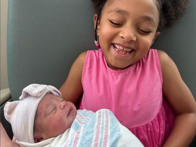 Serena Williams erste Tochter Olympia Ohanian hält ihre kleine Schwester Adira River Ohanian im Arm.