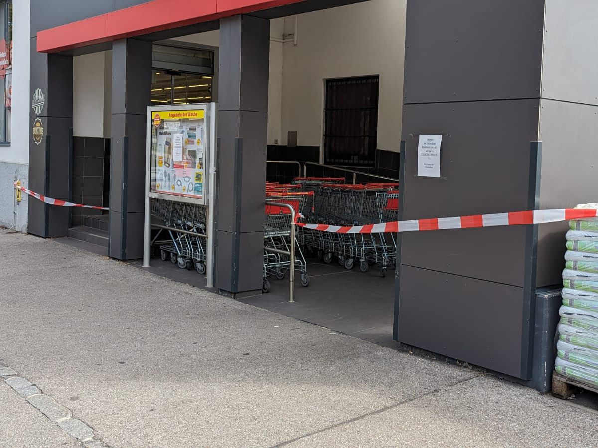 Supermarkt in Krems an der Donau nach Spinnensichtung geschlossen. Supermarkt in Krems an der Donau nach Spinnensichtung geschlossen.
