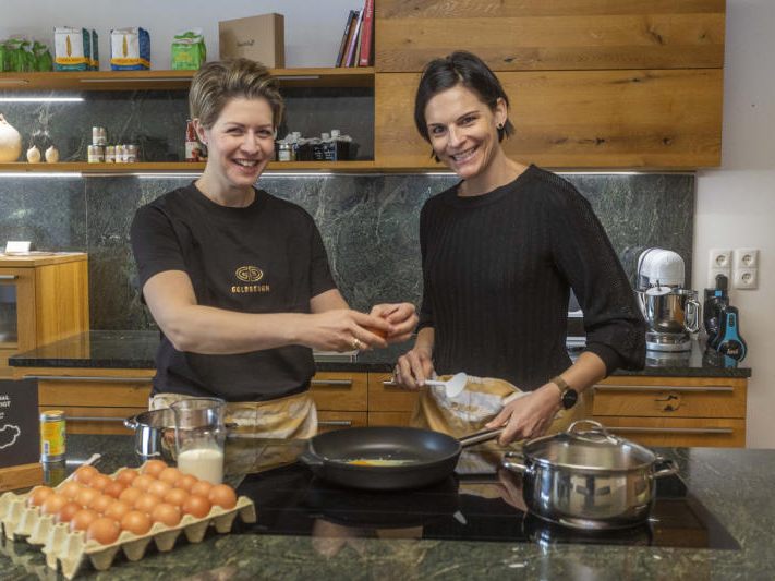 Sabine Kasper und Christina Kilga bieten viele Kochkurse an.