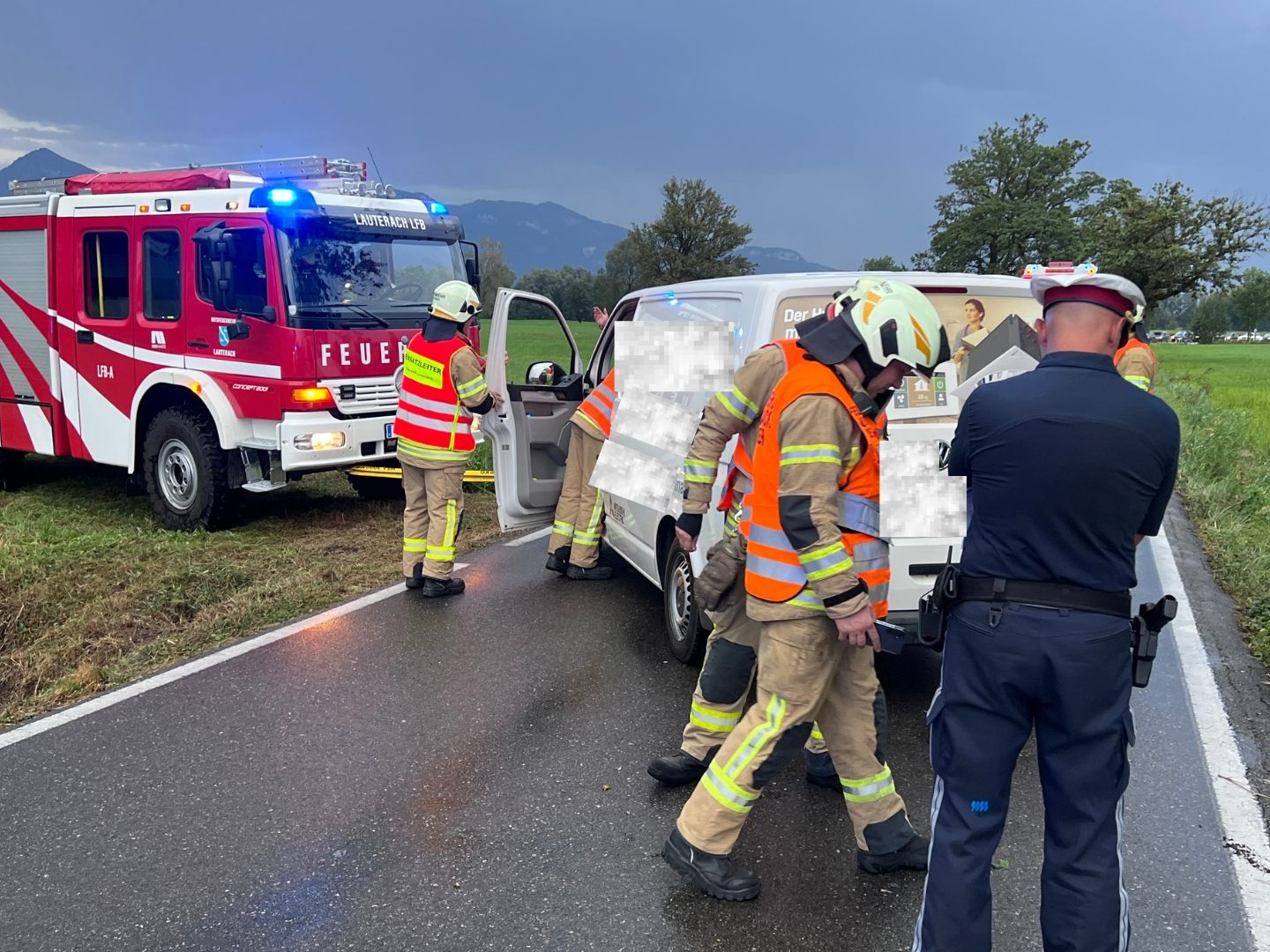 Pkw im Graben - Unfall in Lauterach. Pkw im Graben - Unfall in Lauterach.