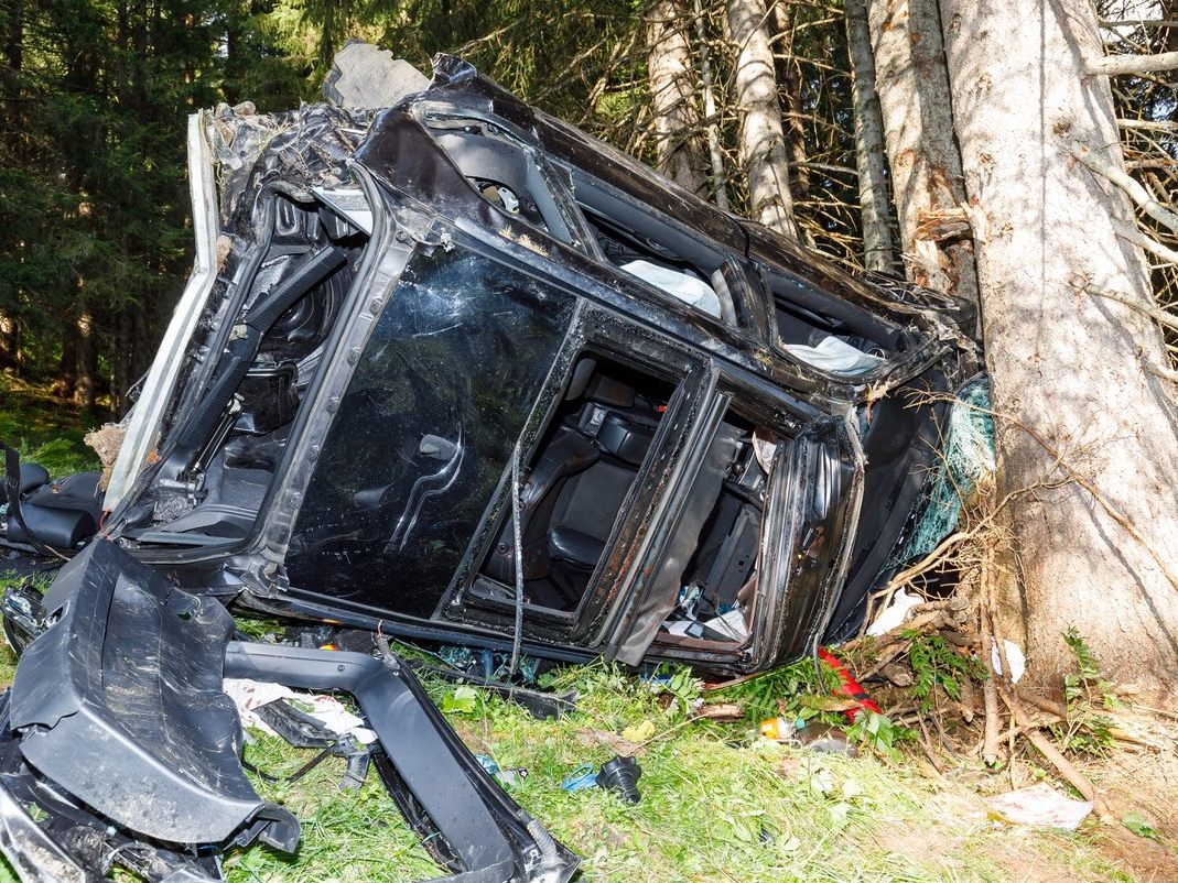 Fahrer die ganze Nacht im Unfallwagen eingeklemmt Fahrer die ganze Nacht im Unfallwagen eingeklemmt