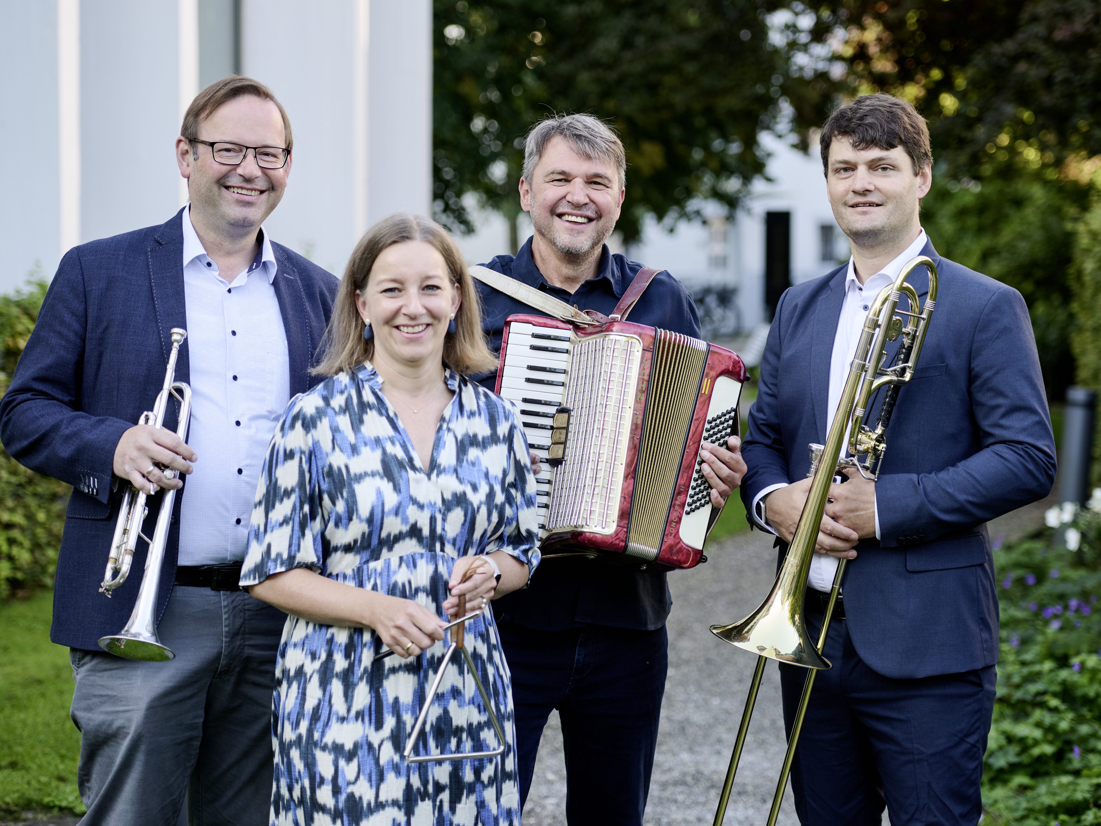 Musikalischer Empfang für den neuen Musikschuldirektor Dietmar Nigsch (rechts) durch Kulturgemeinderat Vizebürgermeister Daniel Steinhofer, Gruppenleiterin Gudrun Ilg und Bürgermeister Kurt Fischer. Musikalischer Empfang für den neuen Musikschuldirektor Dietmar Nigsch (rechts) durch Kulturgemeinderat Vizebürgermeister Daniel Steinhofer, Gruppenleiterin Gudrun Ilg und Bürgermeister Kurt Fischer.