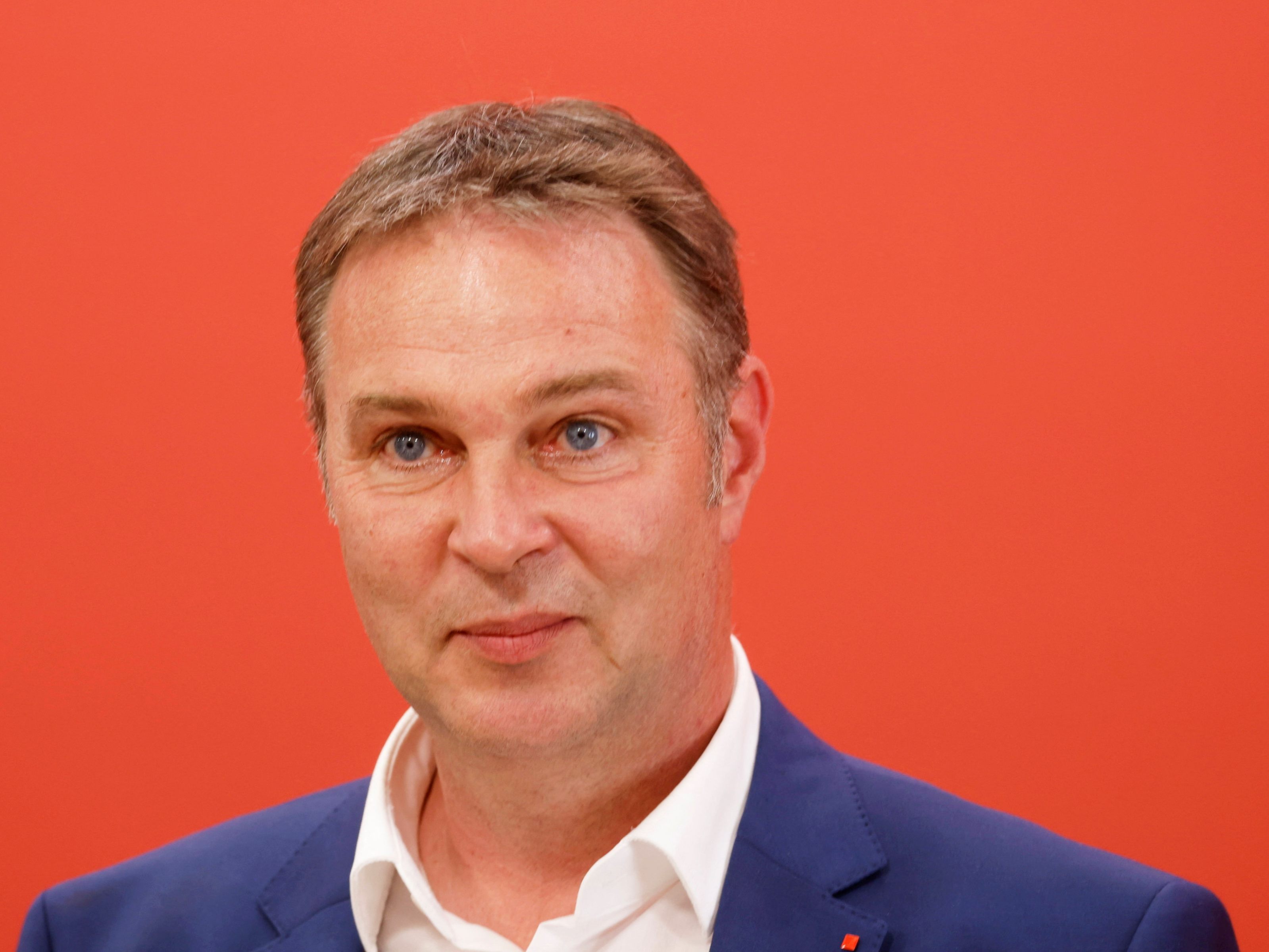 SPÖ-Chef Babler plant "Häuslbauern" von den Vermögenssteuern auszunehmen.