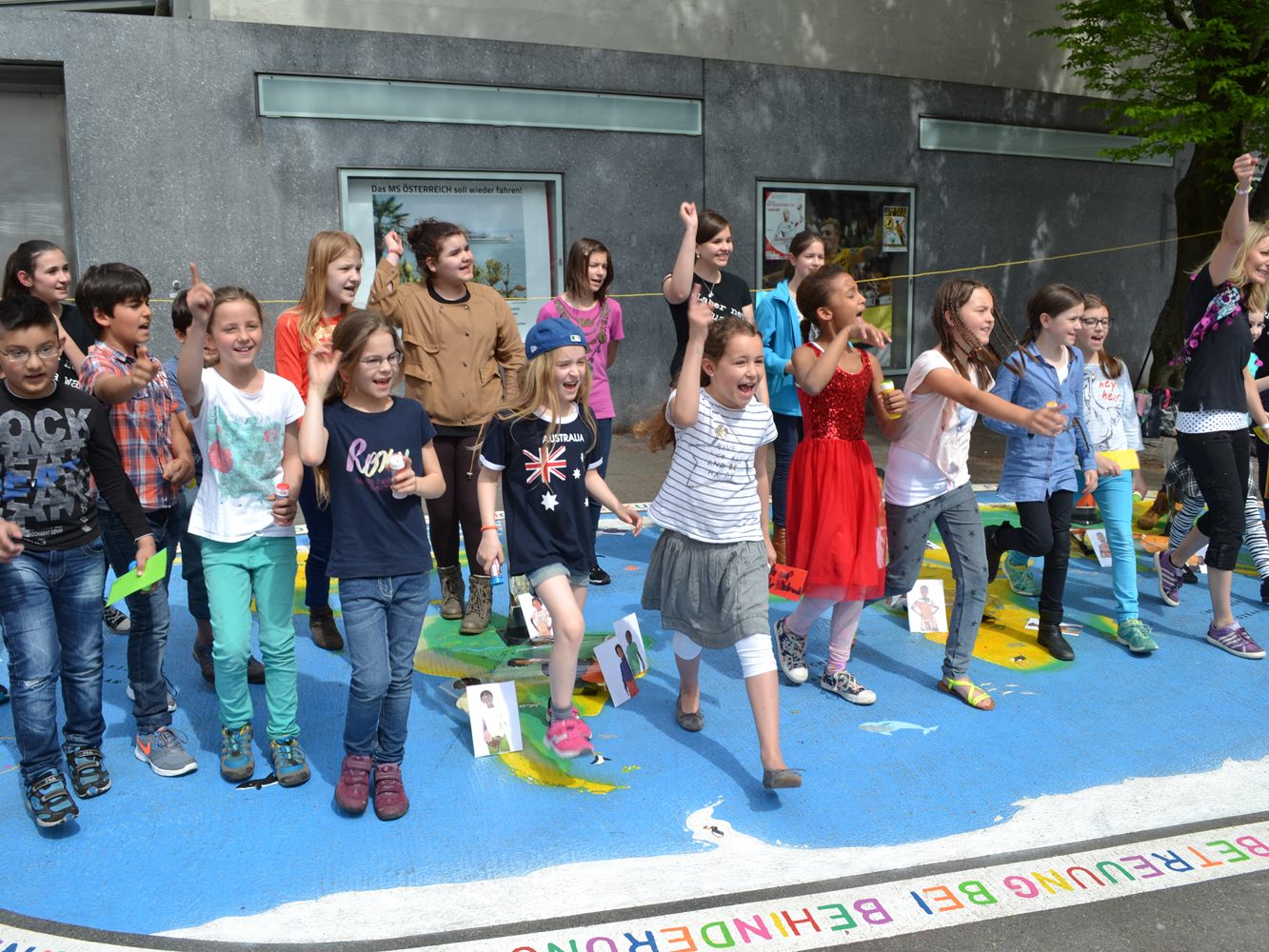 Eine frühere Gruppe der Kinderbotschafter*innen bei der Weltkarteneröffnung- Eine frühere Gruppe der Kinderbotschafter*innen bei der Weltkarteneröffnung-